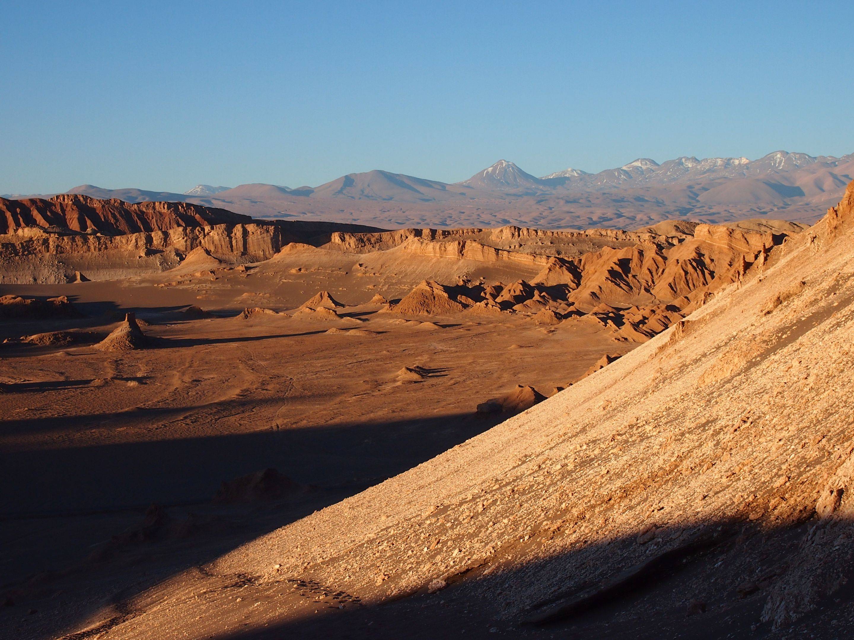 Traslado a San Pedro de Atacama y excursión al Valle de la Luna