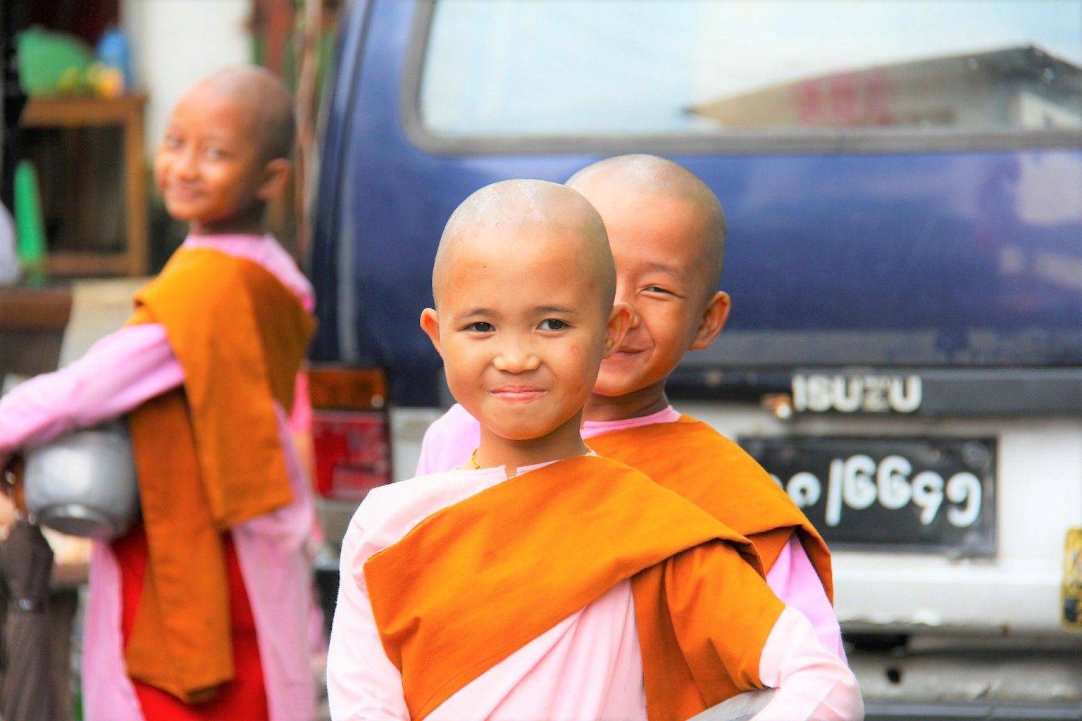 Volo per Yangon e visita del simbolo del Myanmar: la Shwedagon pagoda
