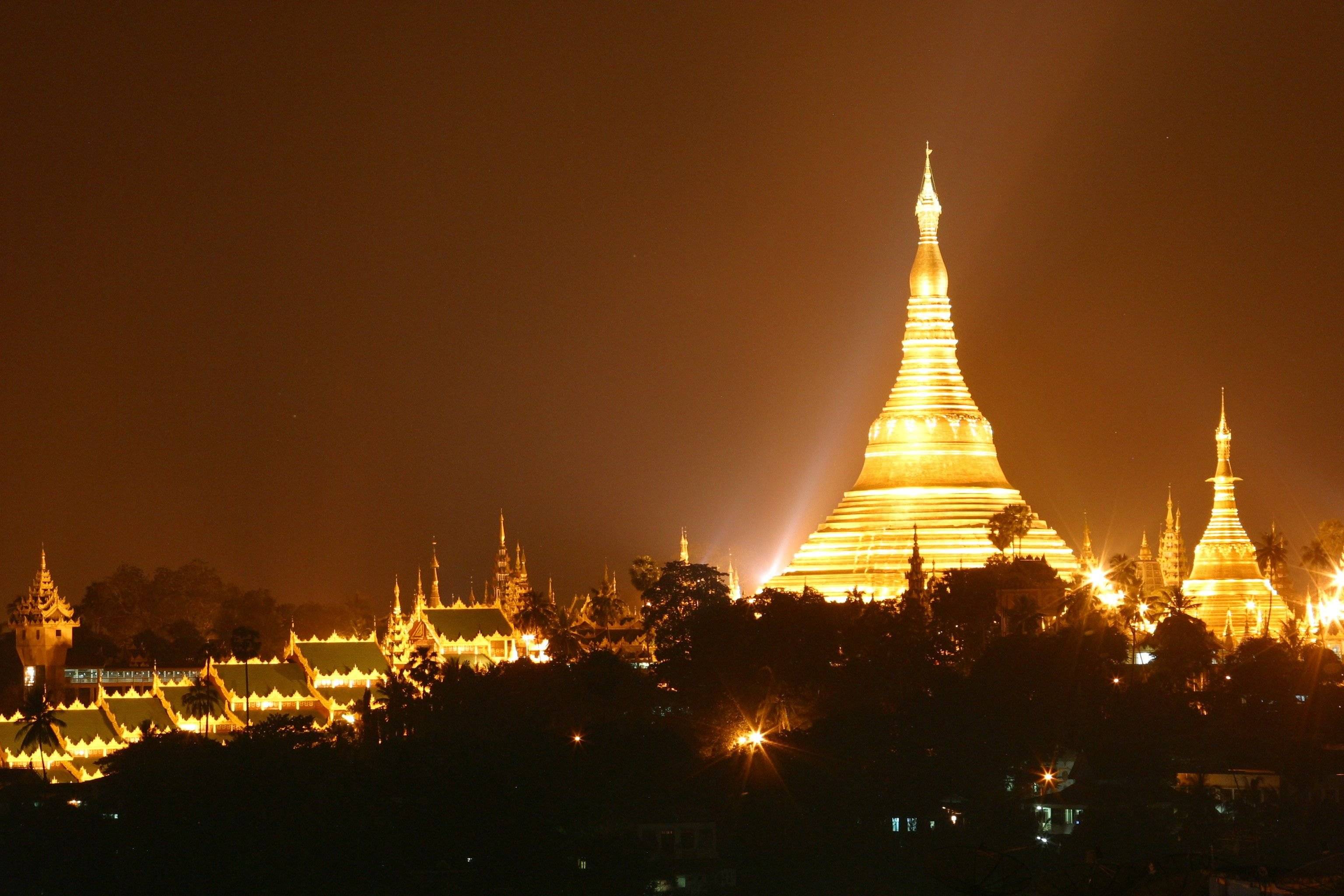 Arrivée à Yangon et visite de la pagode Shwedagon