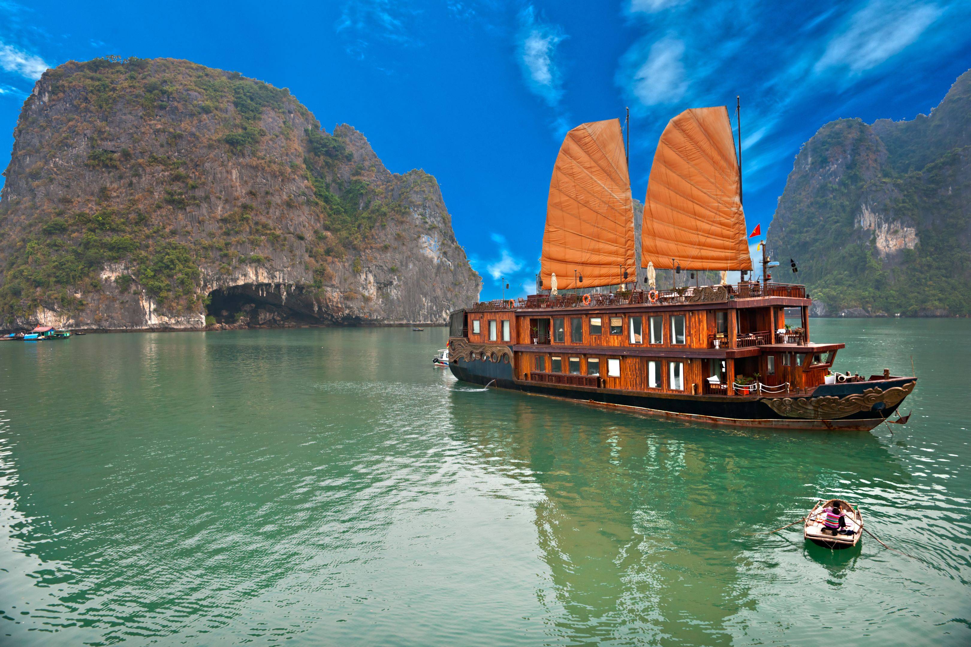 Navegación por la bahía de Ha Long