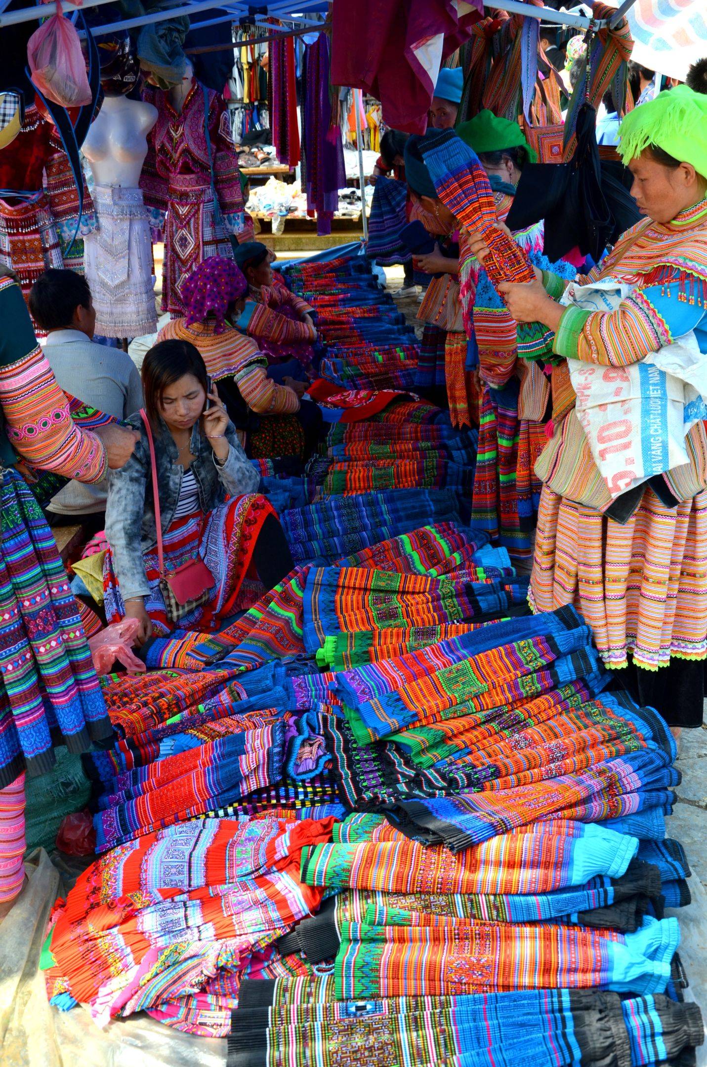 Circondati dai vividi colori del mercato settimanale locale