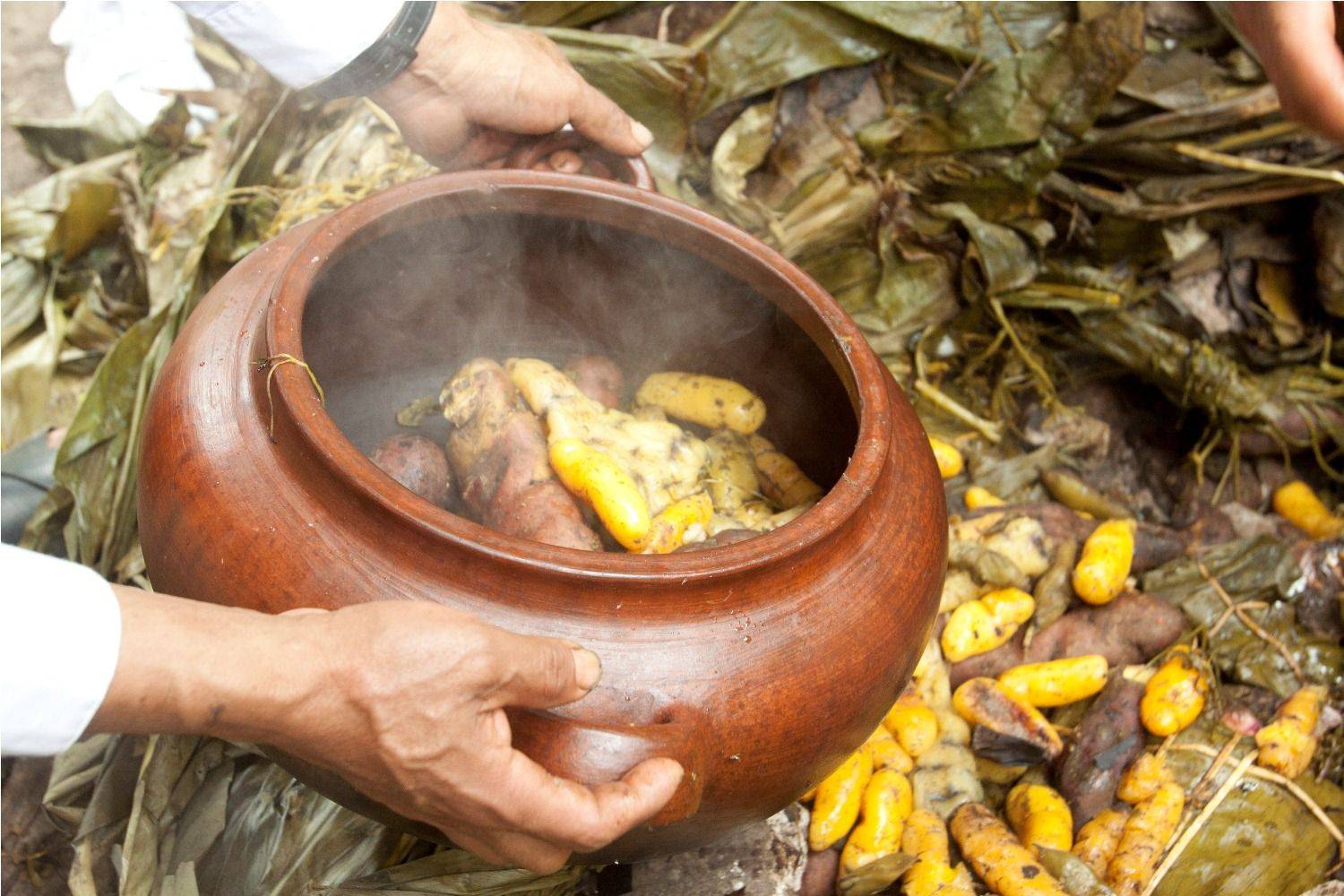 Pachamanca-Zubereitung mit einer lokalen Kommune