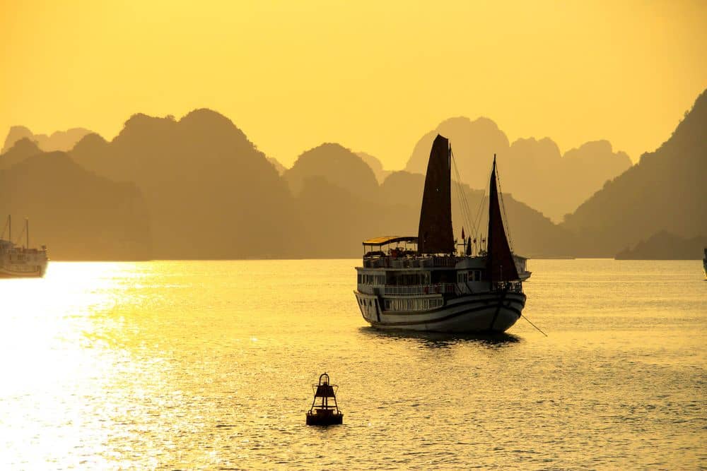 Cruise door de baai van Hạ Long