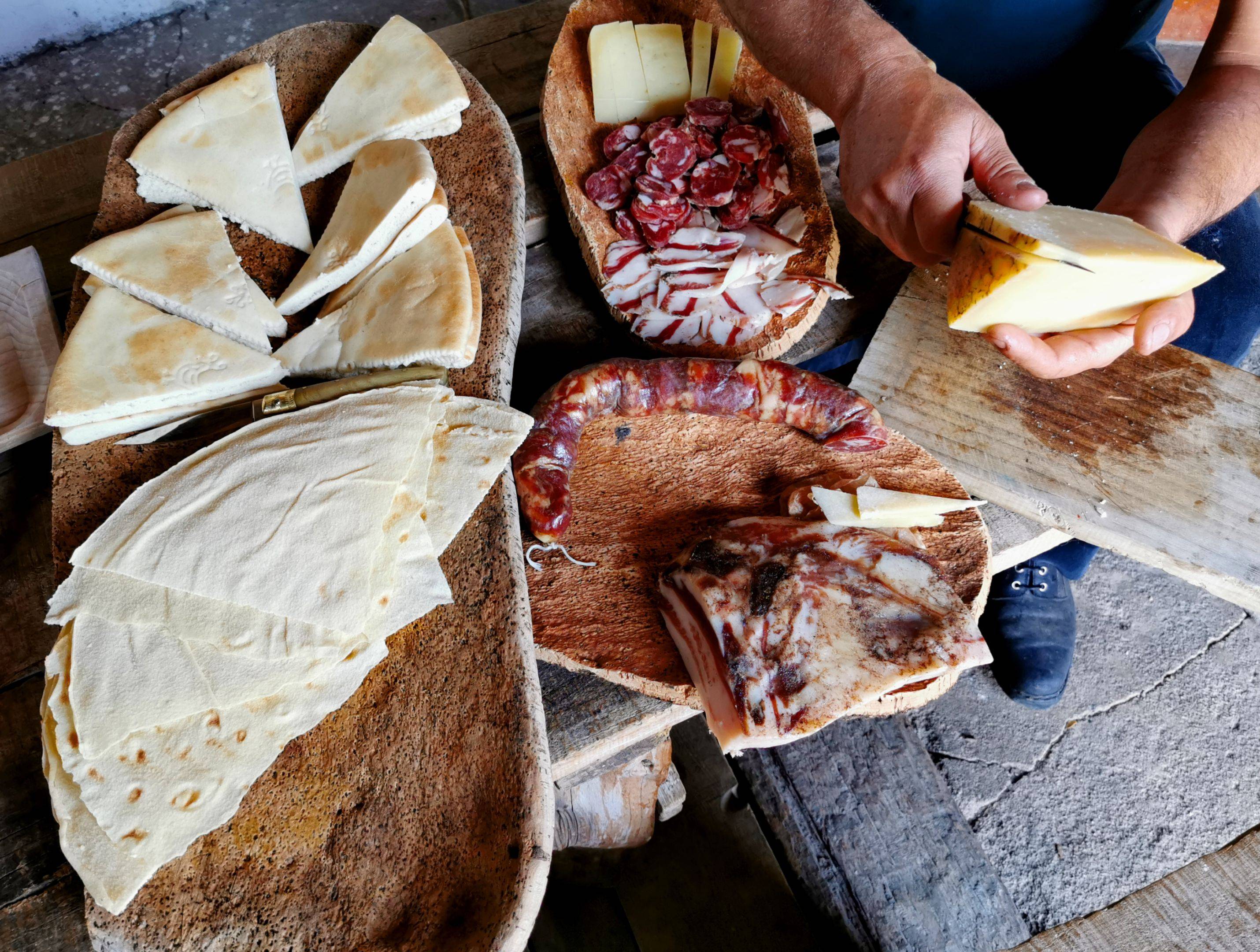 ​Authentisches Erlebnis im Tal des Cedrinos: Herstellung von Käse und Carasatu Brot