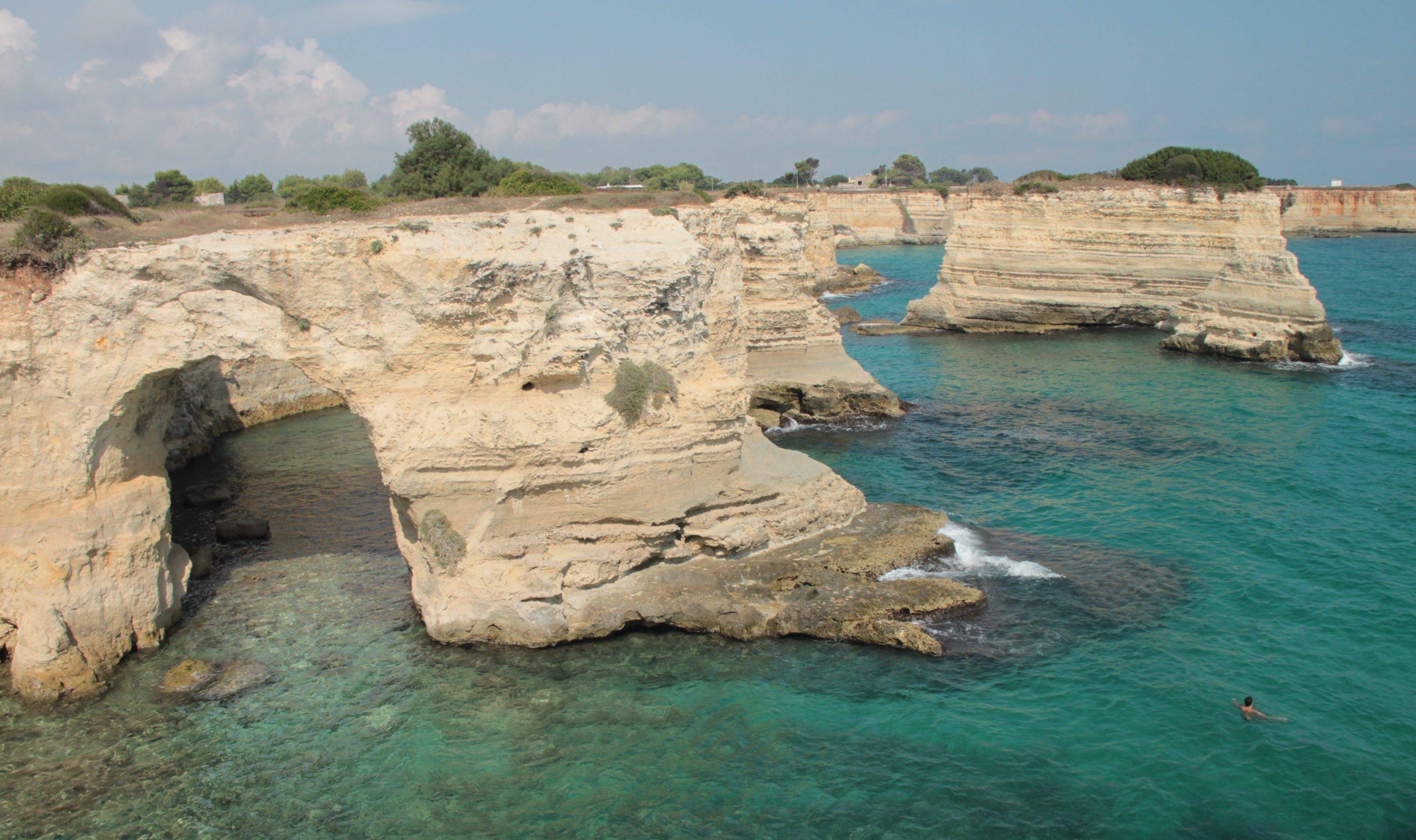 La côte au nord d’Otranto et la Grotta de la Poesia