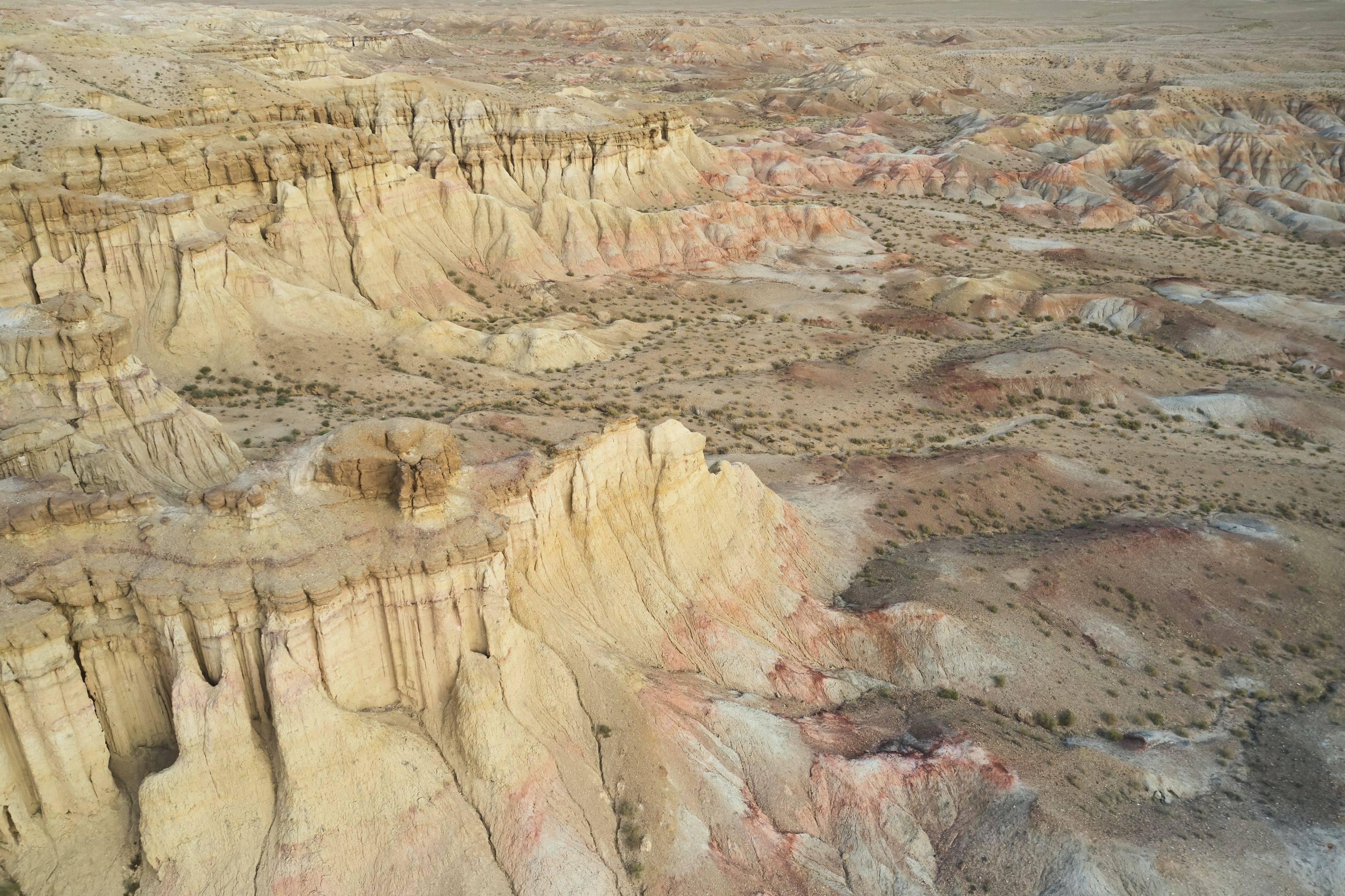 Ankunft in der Wüste – Besuch der Tsagaan Suvarga-Felswände