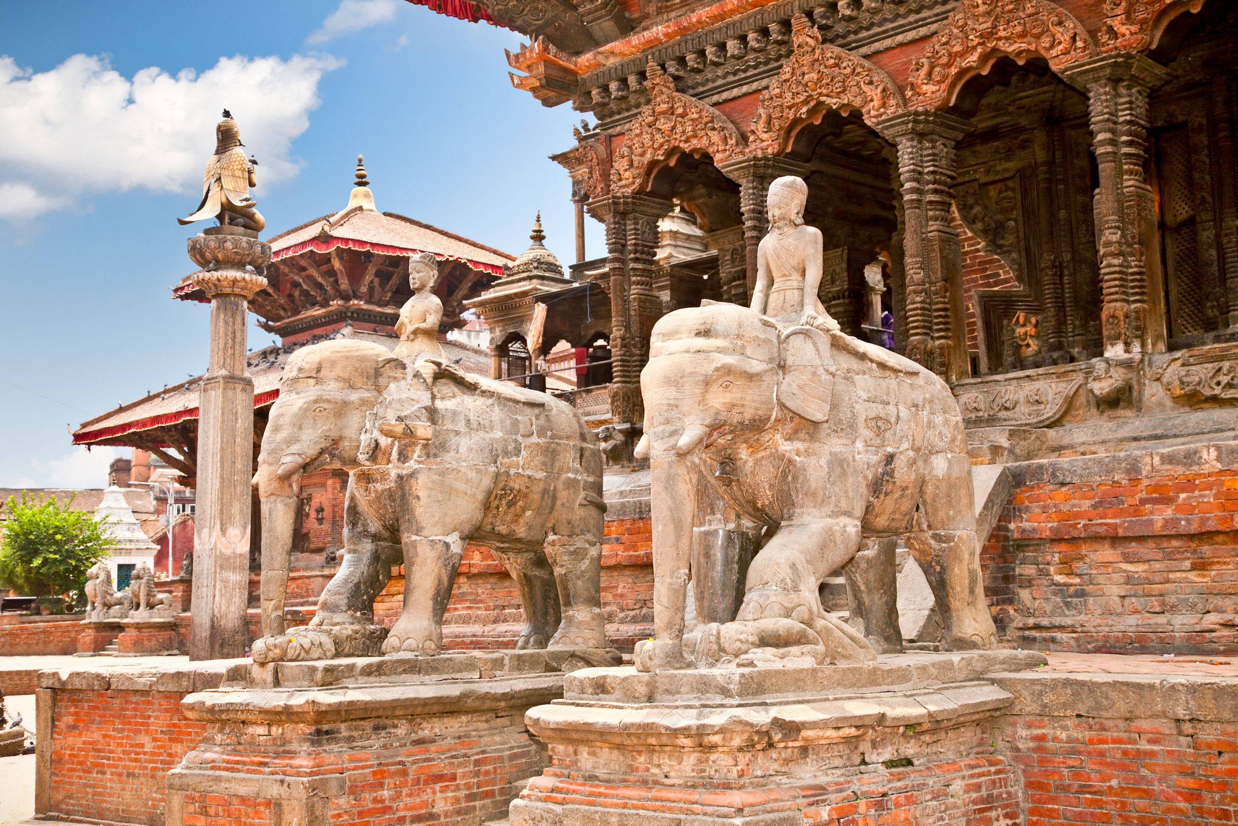 Sightseeing: Patan Durbar Square, Swayambhunath, Bouddhanath, Pashupatinath Tempel, Aarati und Abendritual
