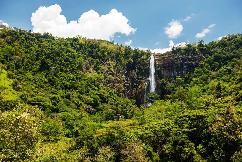 De hoogste waterval van Sri Lanka