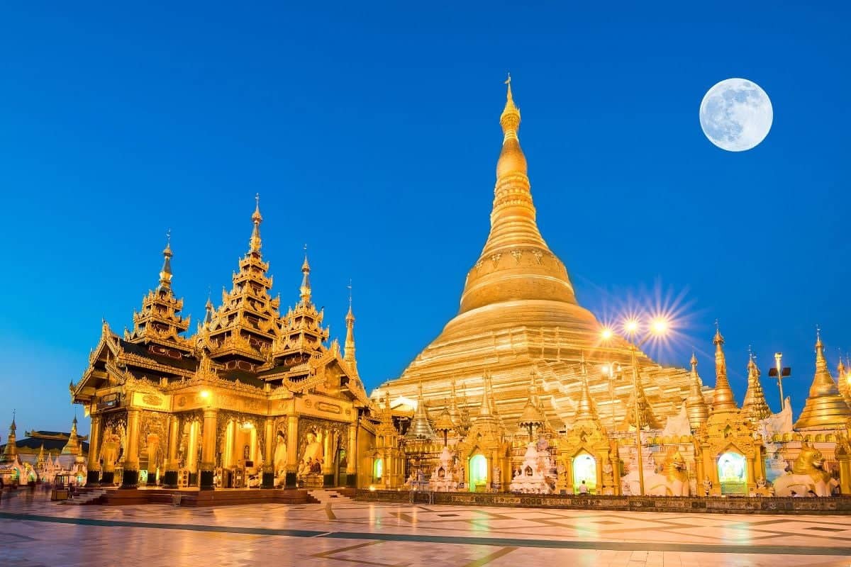 Volo per Yangon e visita della città vecchia e l'emblematica Pagoda di Shwedagon
