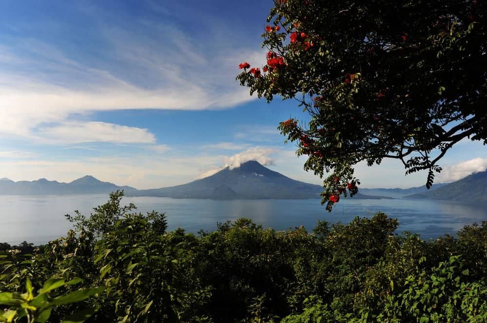 Il lago Atitlán in lancia e scoperta delle etnie tradizionali