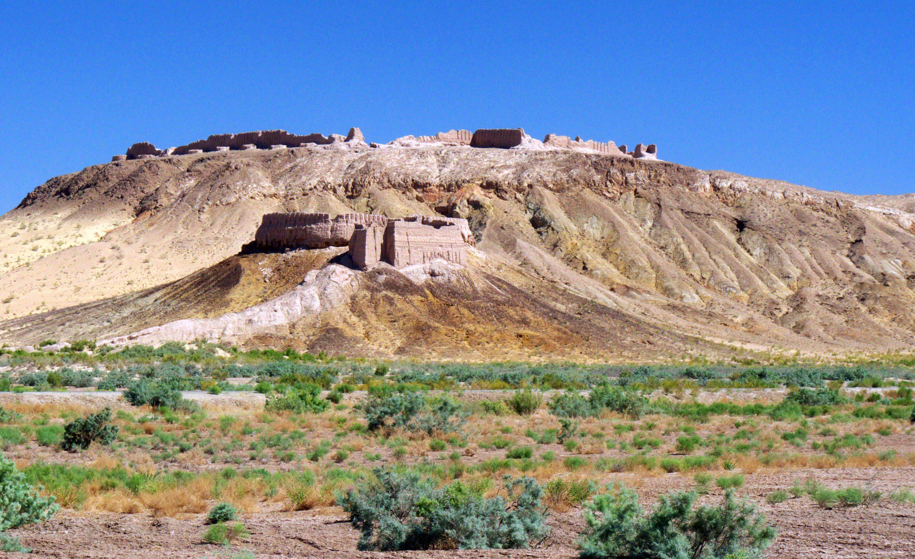 Haciendo visitas por las ruinas de las fortalezas muy antiguas de Asia Central