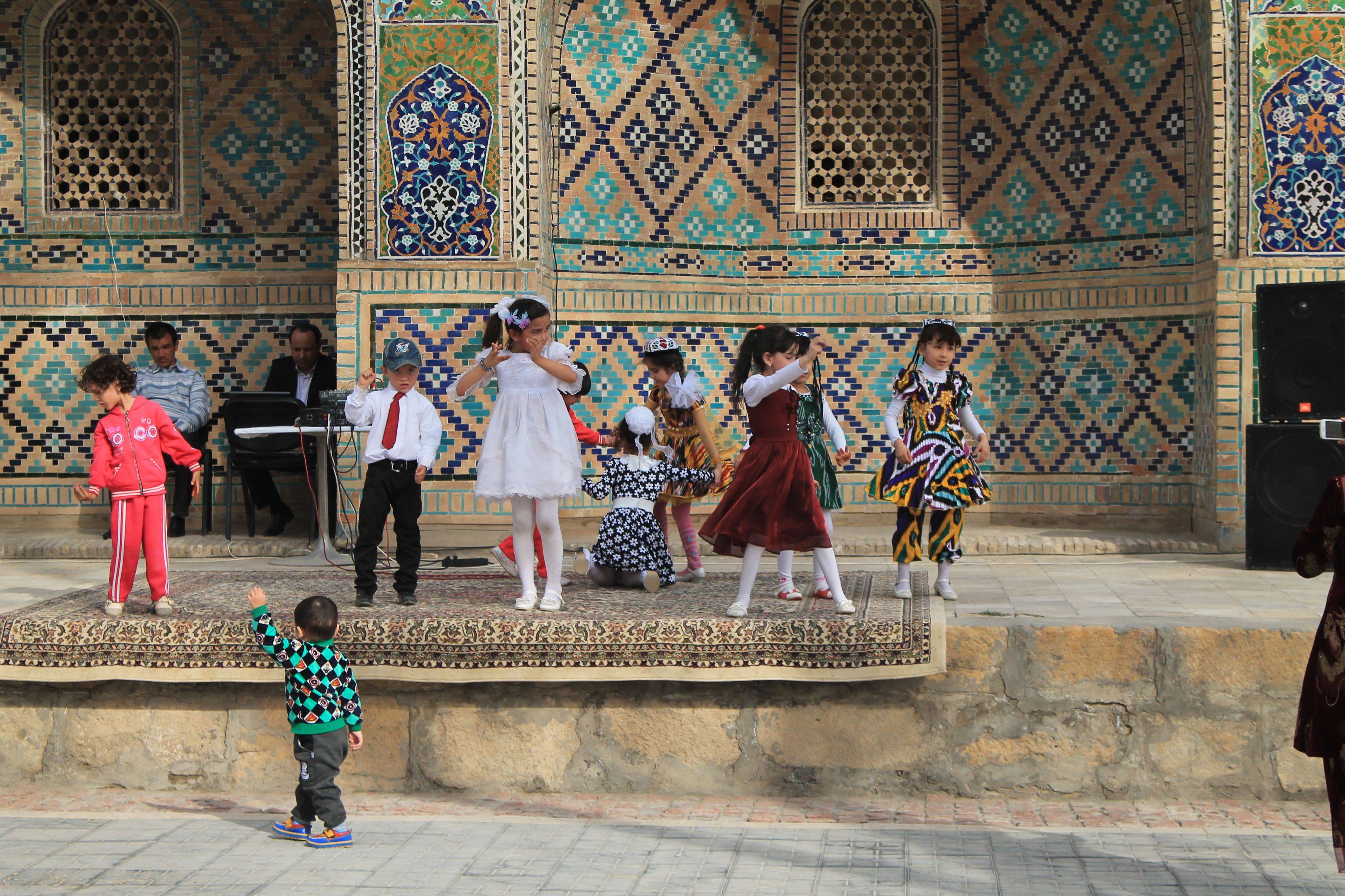 Visitar el exterior de Bujará – Canciones tradicionales, desfile en la madrasa