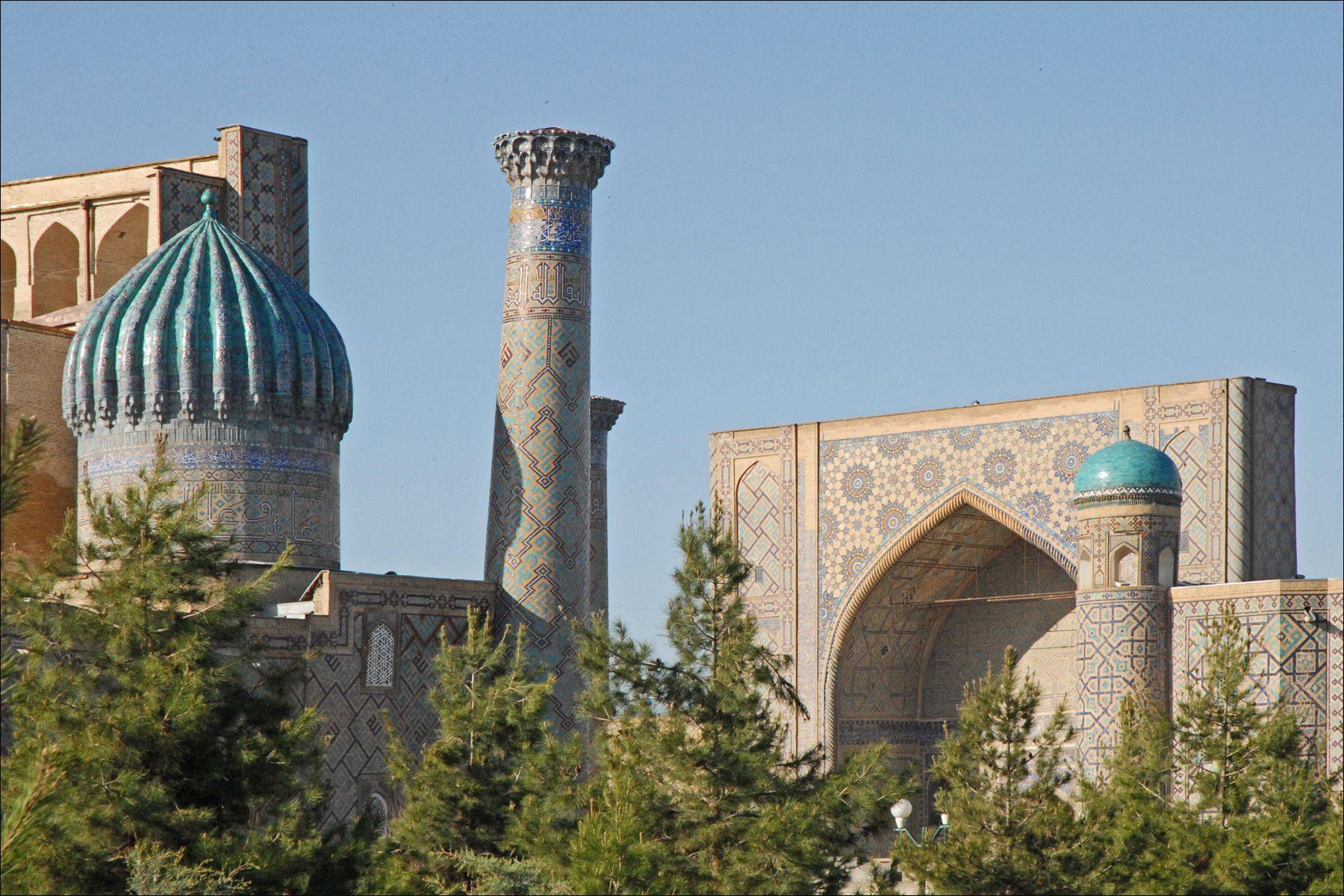 Promenade à travers la Mosquée Bibi-Khanym  