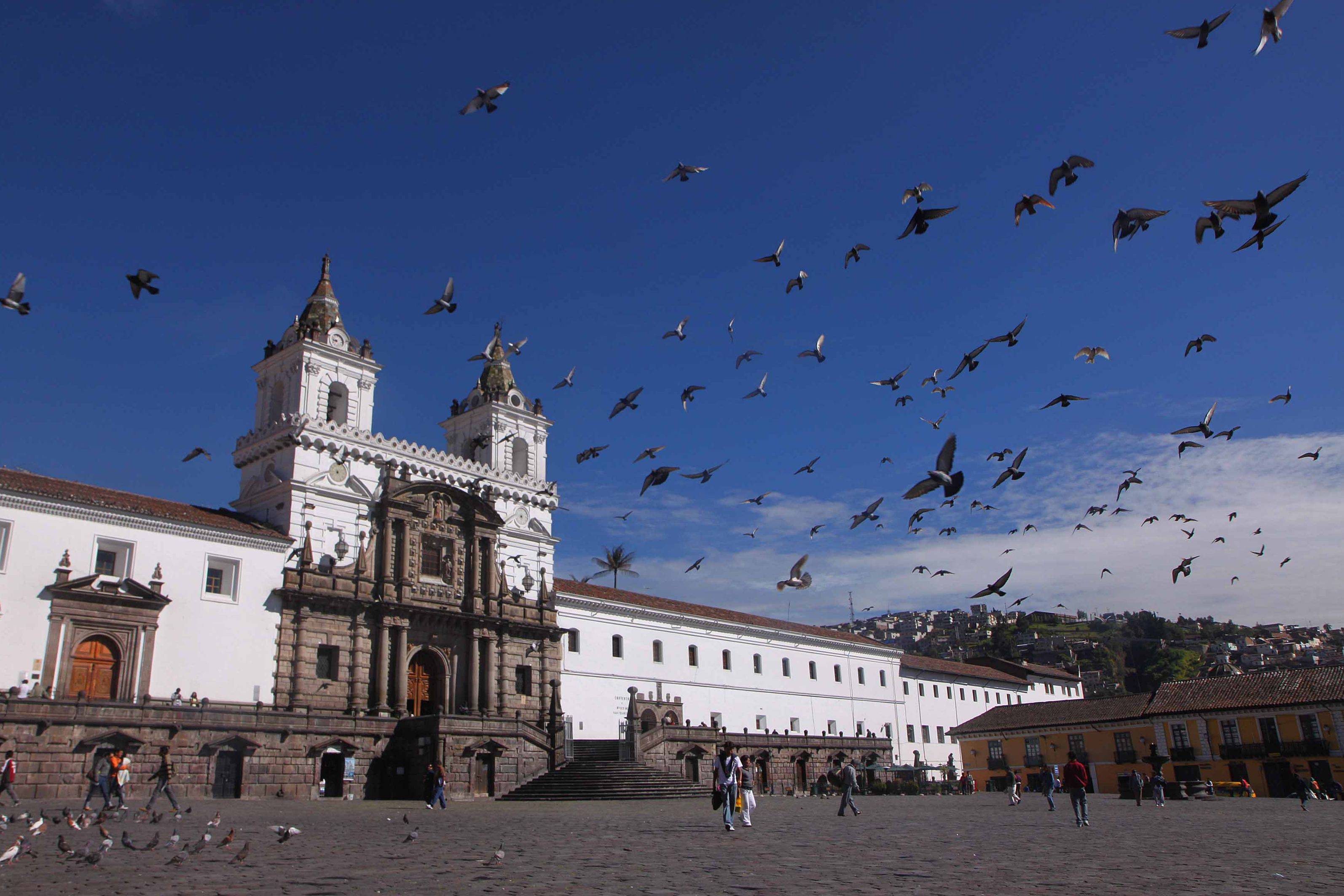 ​Montée au téléphérique et traversée du centre historique de Quito