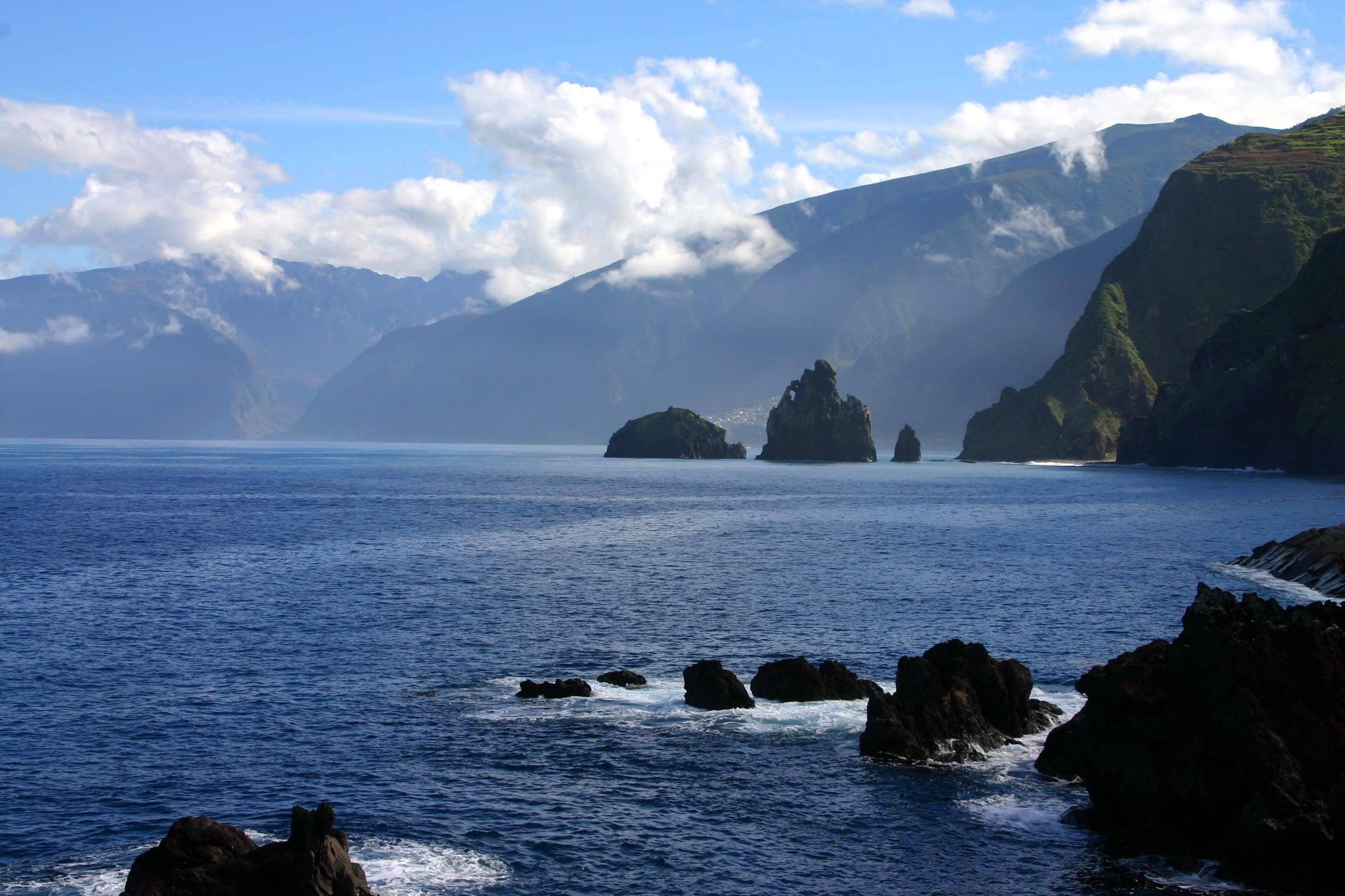 Conducir a lo largo de la costa de la isla de Madeira