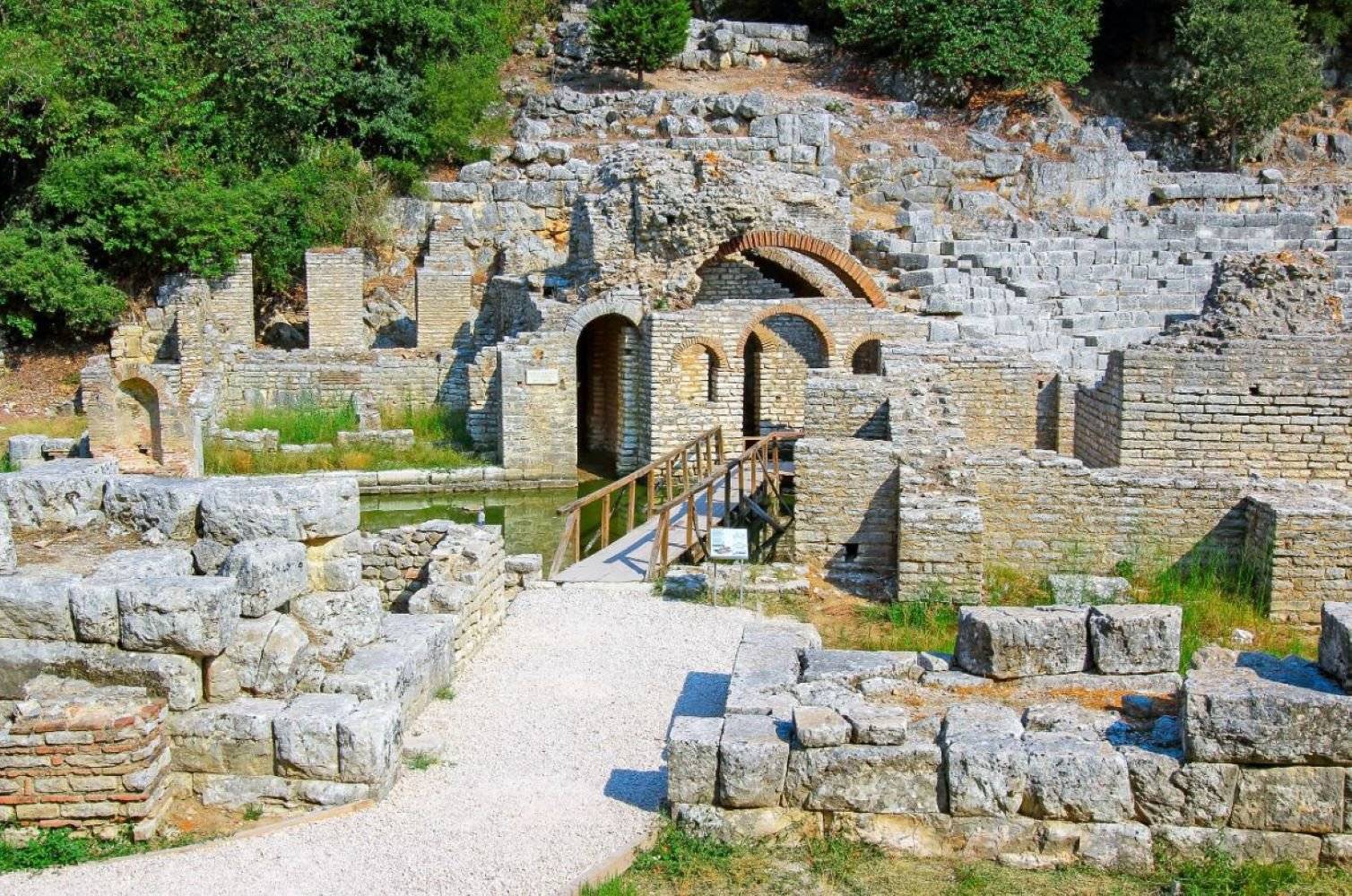 Las ruinas de Butrinto y Gjirokastra, la ciudad de piedra