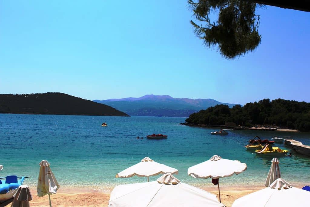 Geniessen Sie die Freizeit an dem schönen Strand von Albanien/Genießen Sie ein Bad am einzigen Sandstrand Albaniens