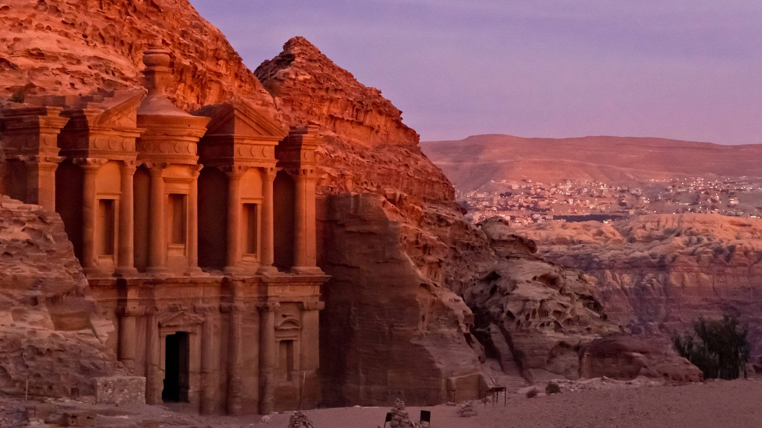 Zu Fuß durch die Felsenstadt Petra
