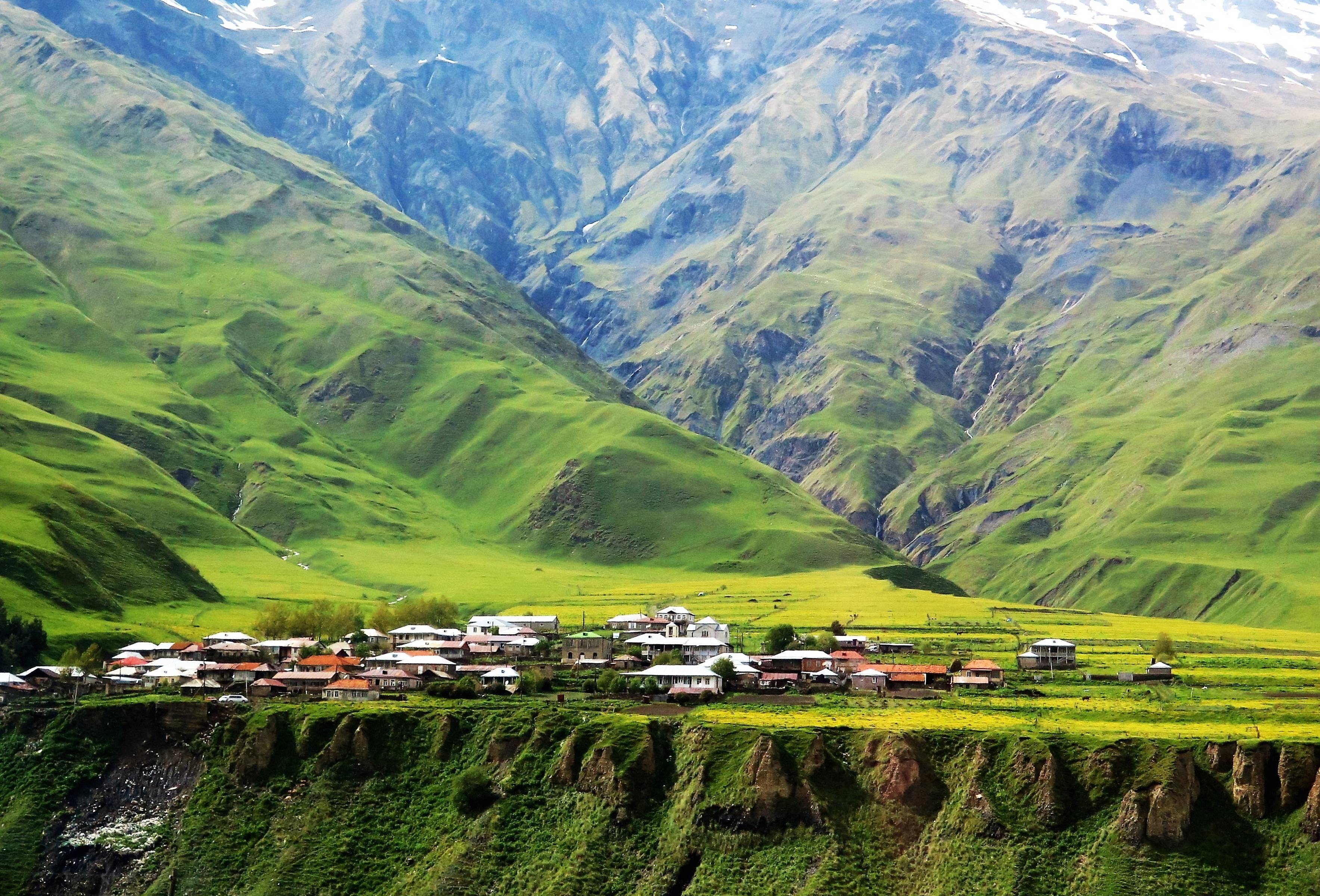 Das idyllische Dorf Gergeti inmitten der Berge