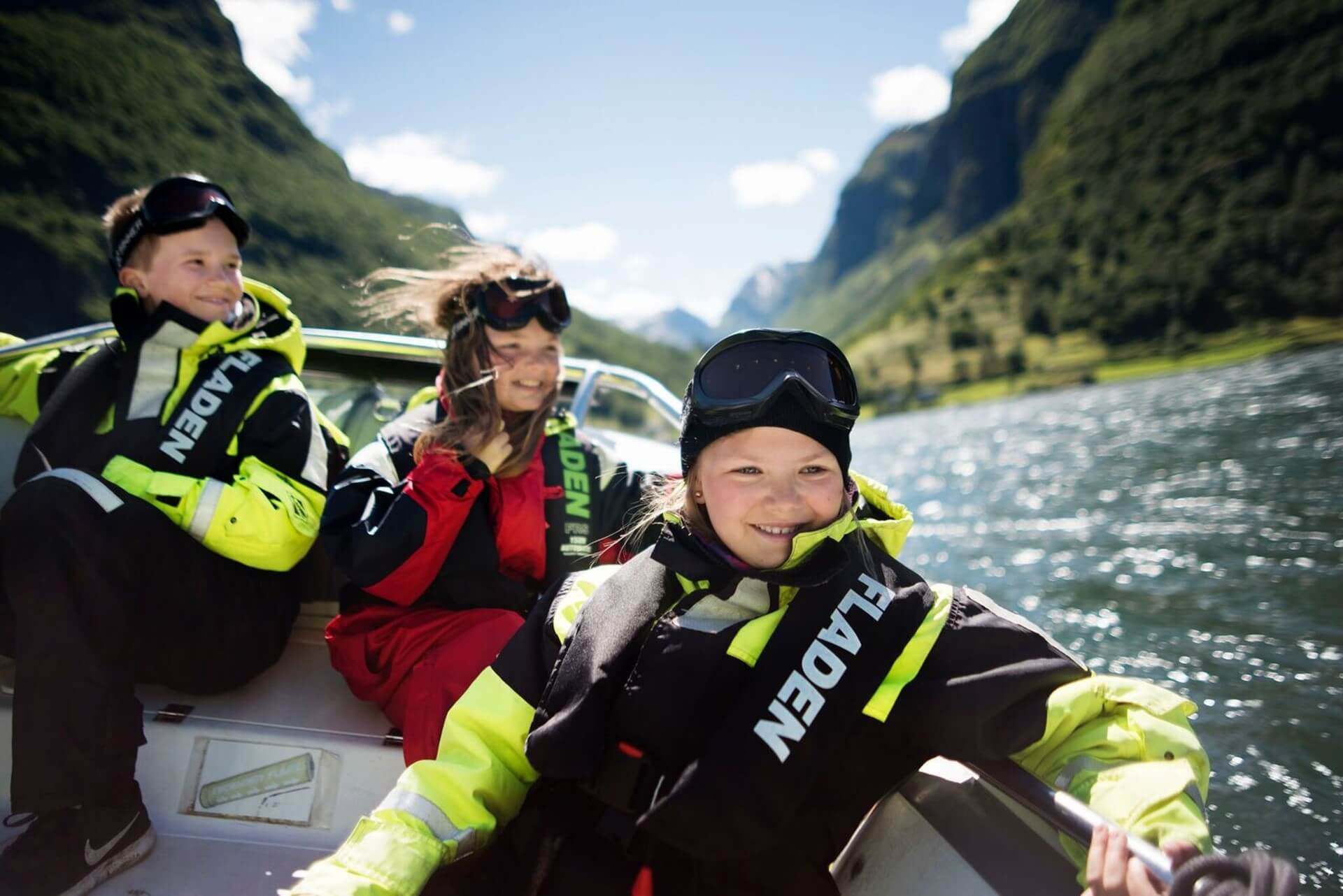 Navegando en lancha rápida por el Nærøyfjord