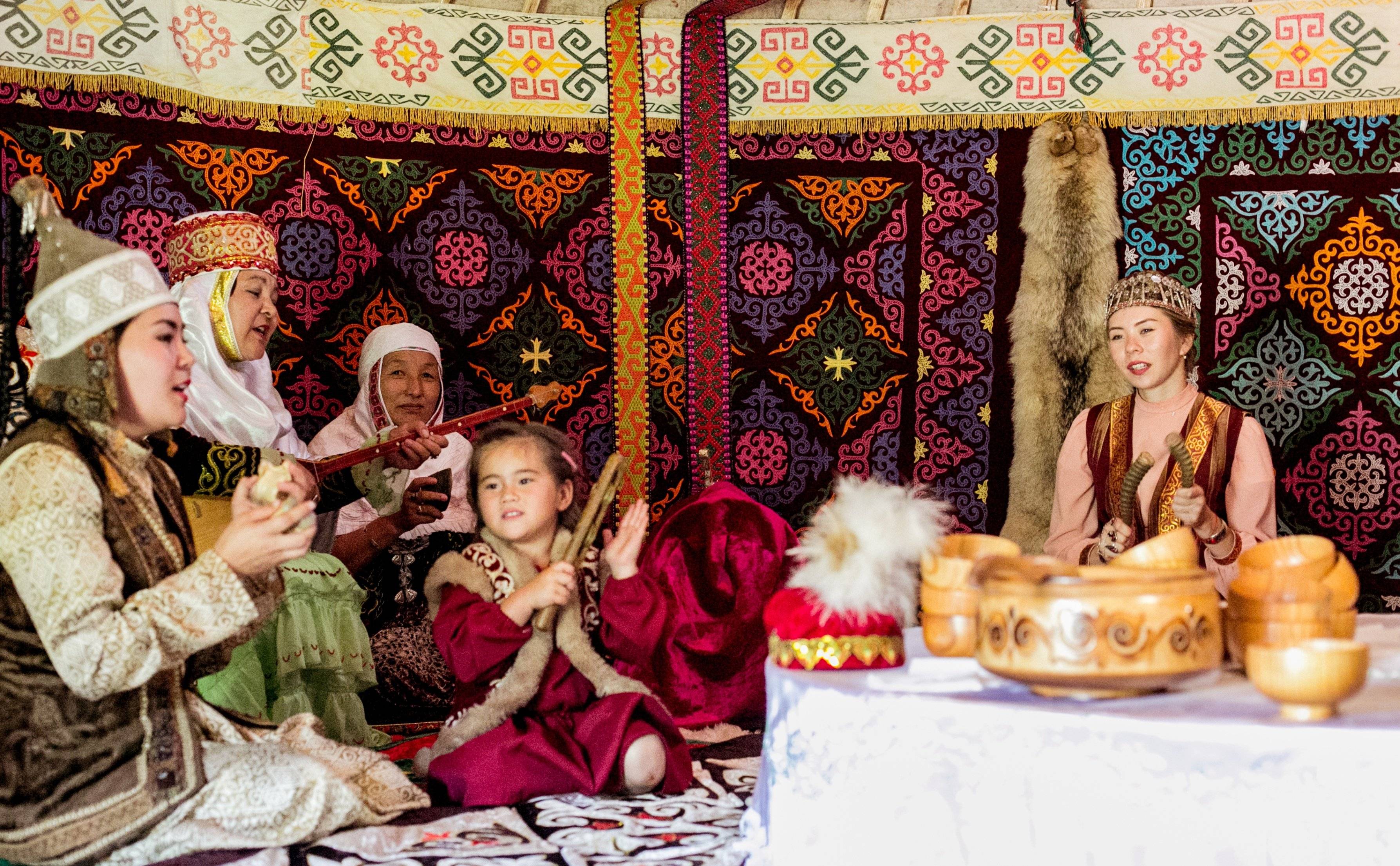 Visita al pueblo de los Hunos, Inmersión en la cultura kazaja.  Traslada a Turquestán en Tren.