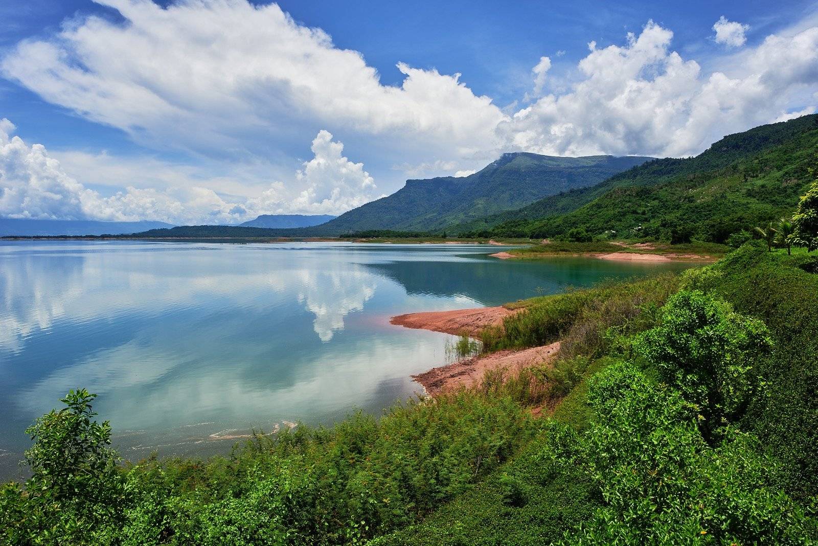 Balade en pirogue et détente sur les bords du Lac de Nam Ngun