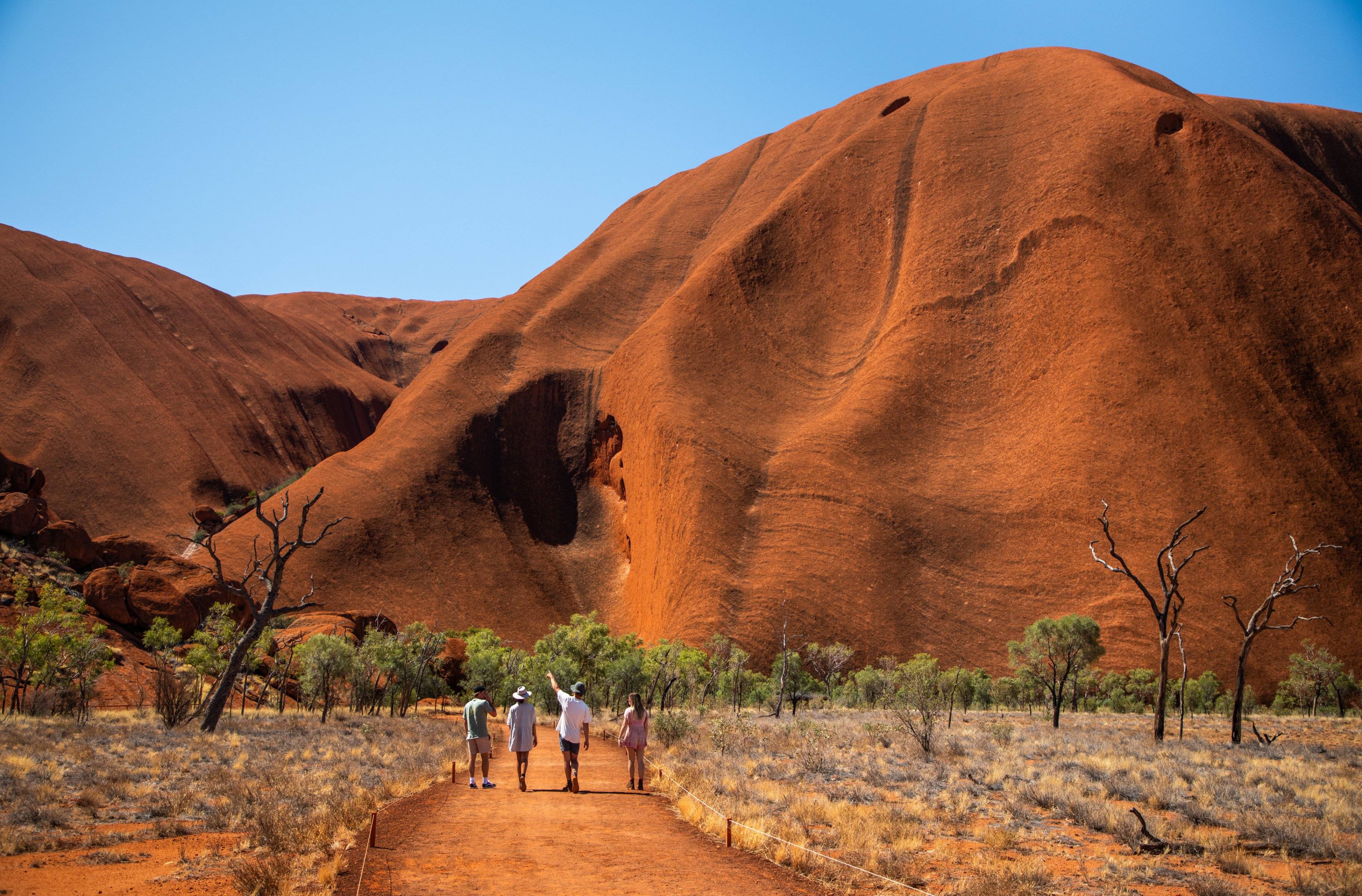 Flug von Melbourne zum Uluru (Ayers Rock) - Aborigines treffen 