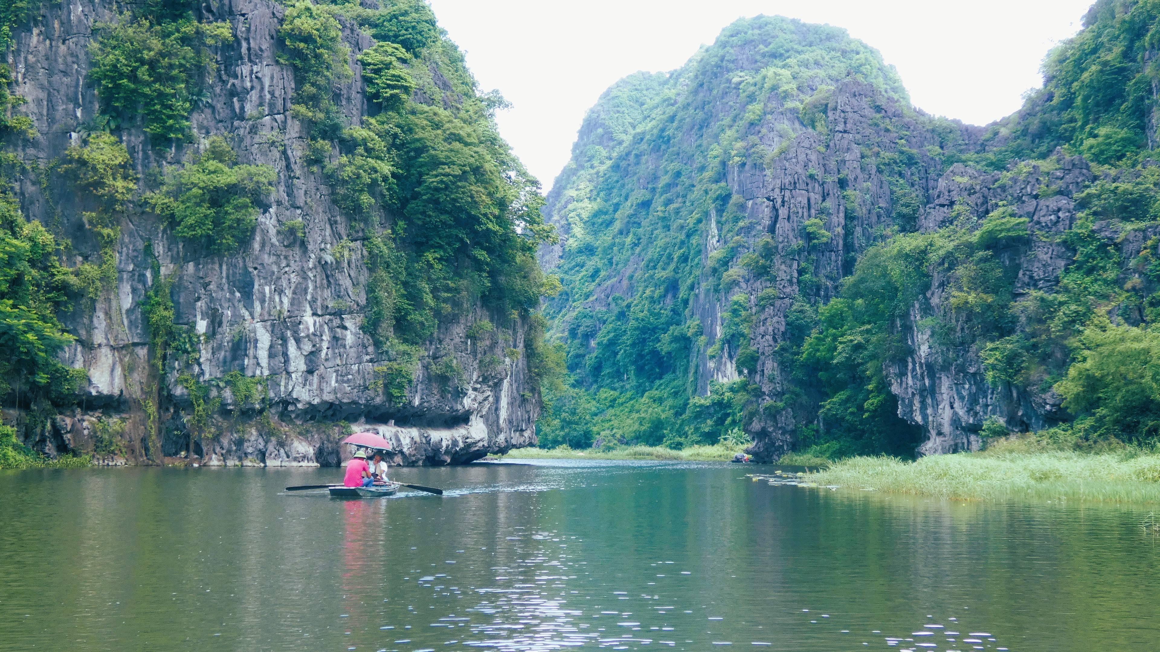 Promenades en barque à la « baie d’Halong sur terre »