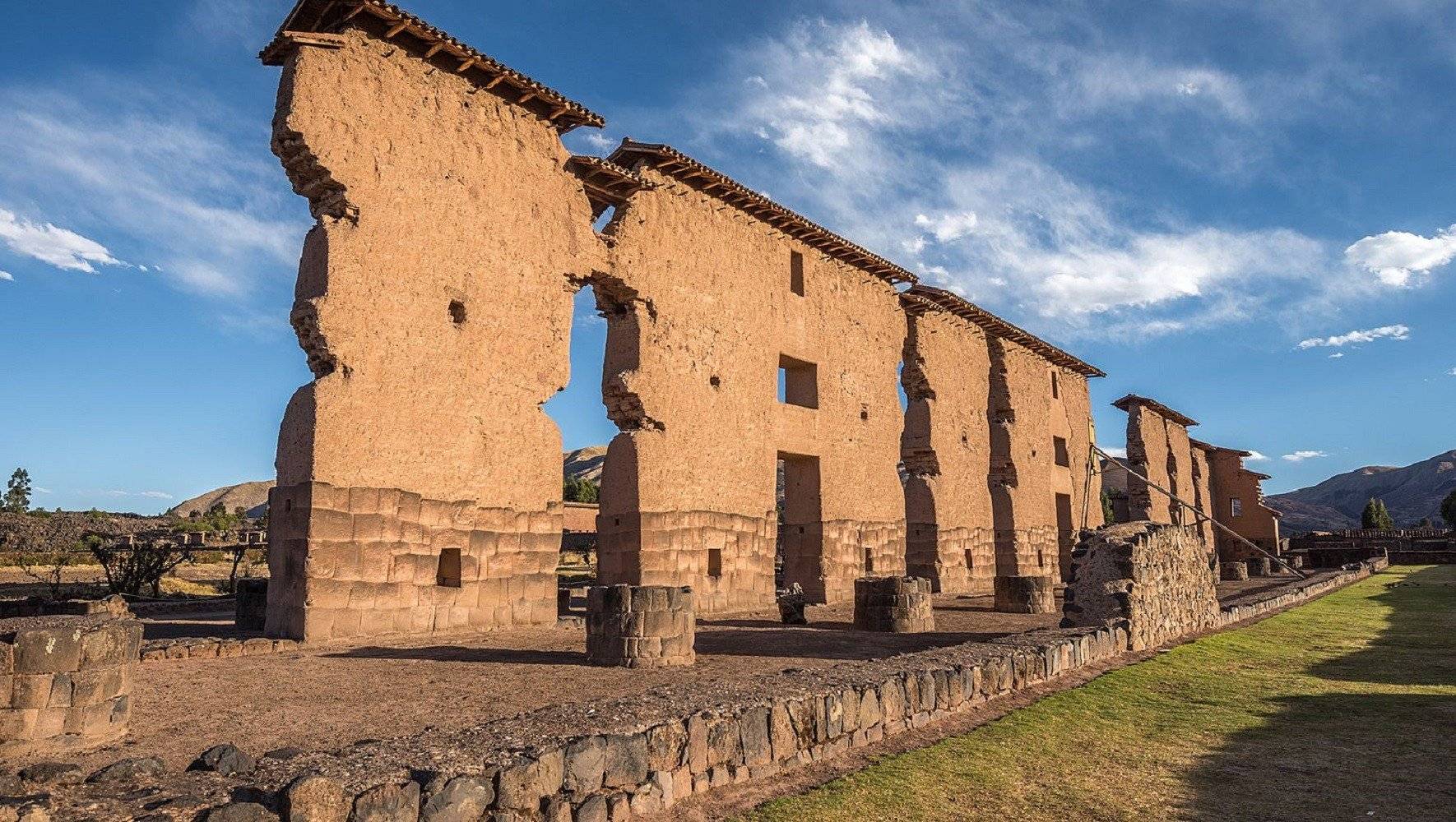 Trasferimento a Cusco con visite a Raqchi e Andahuailillas