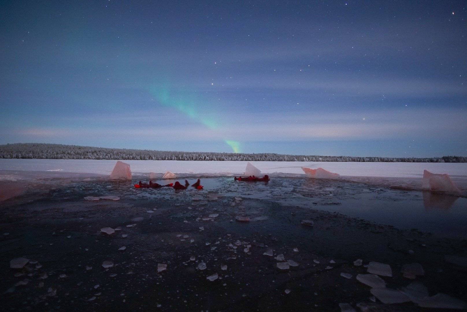 Ice Floating unter den Nordlichtern