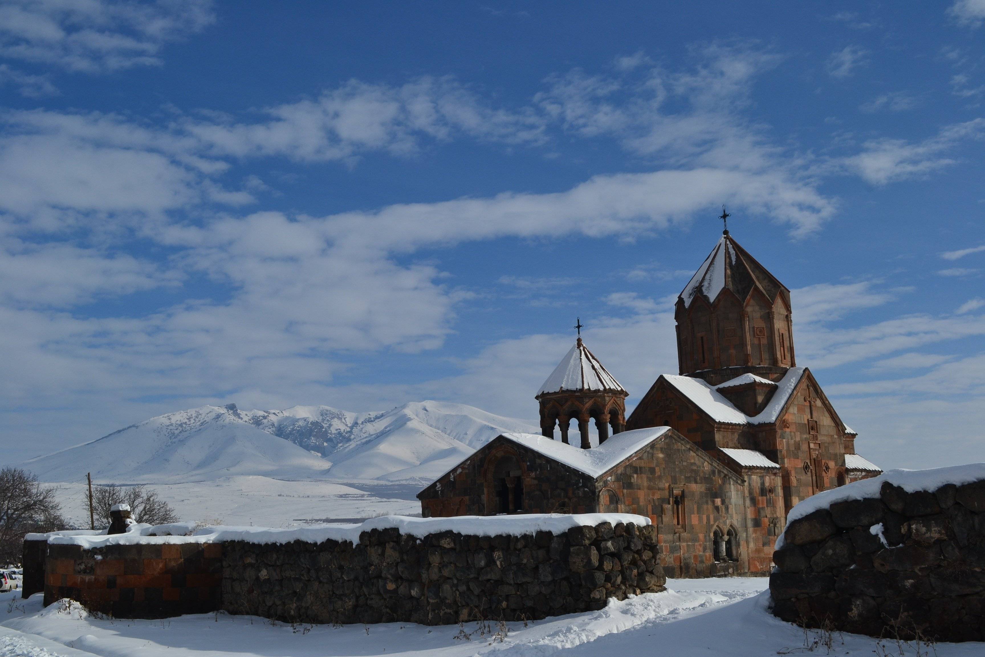 Le mont d'Ara et monastère de Saghmosavank 