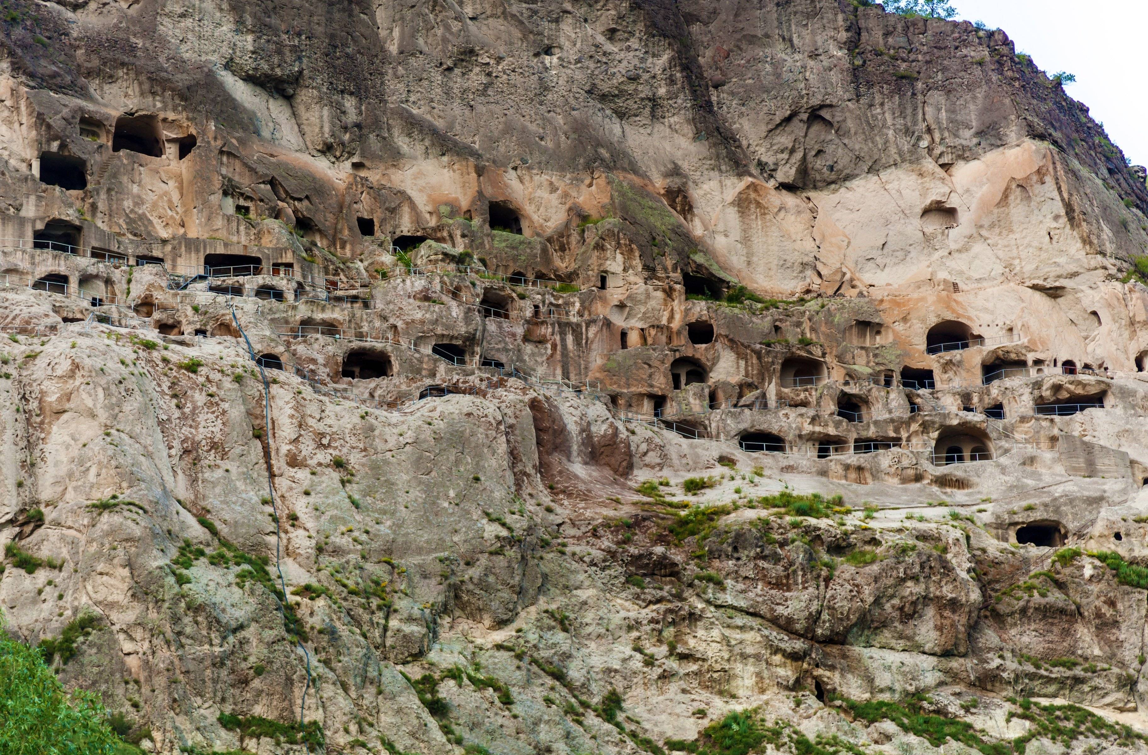 Balade dans les grottes du rocher de Vardzia