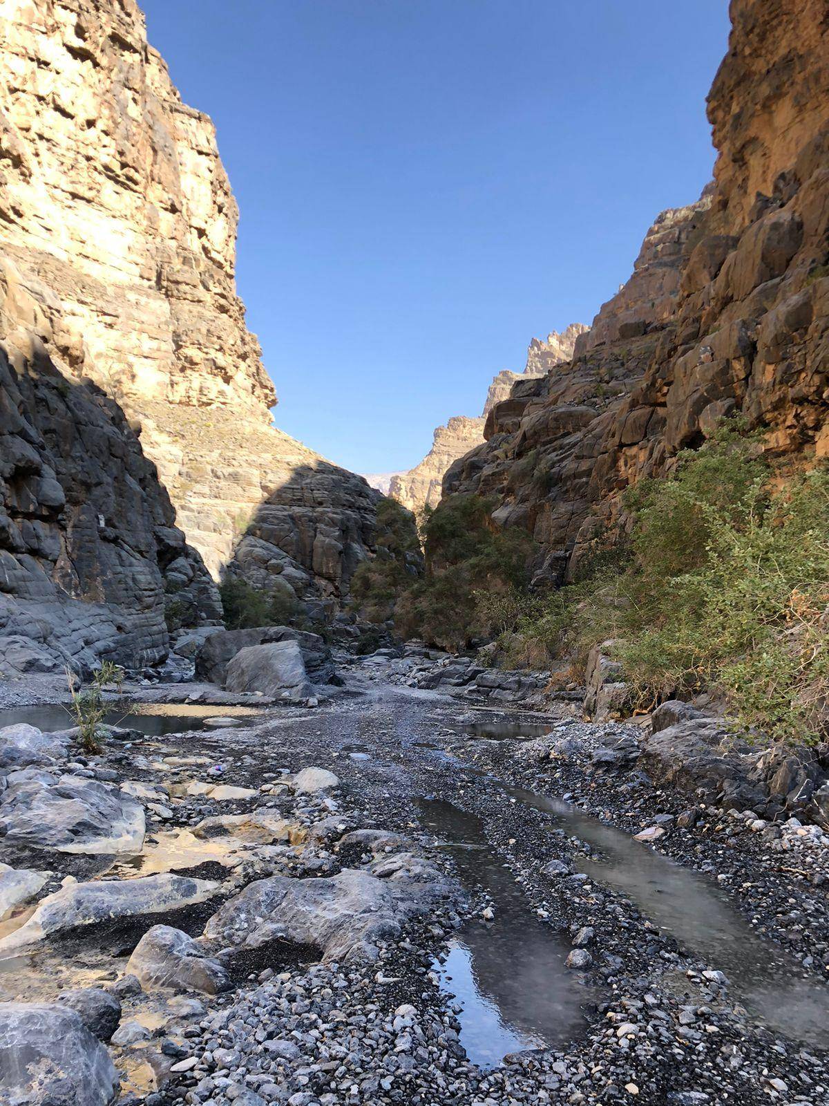 Wandeling op de bodem van de Grand Canyon van Oman