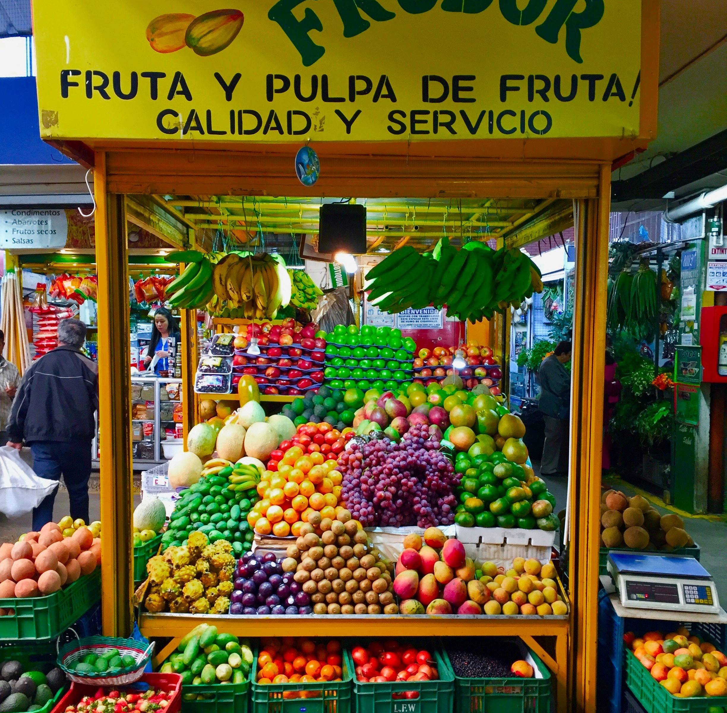 Un día inolvidable en Bogotá: frutas tropicales, arte y montañas