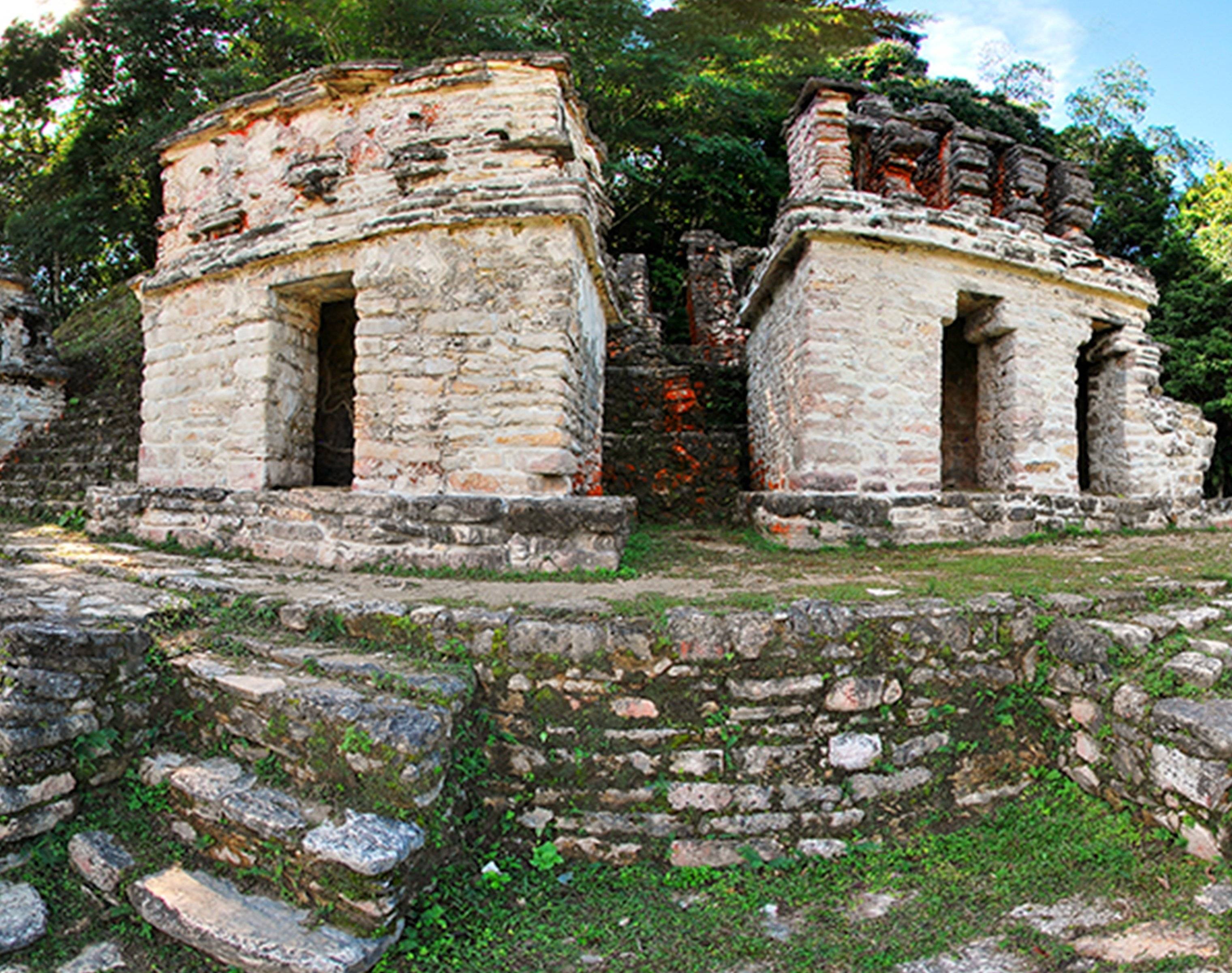 Maya-Stadt und Wasserfälle Roberto Barrios 