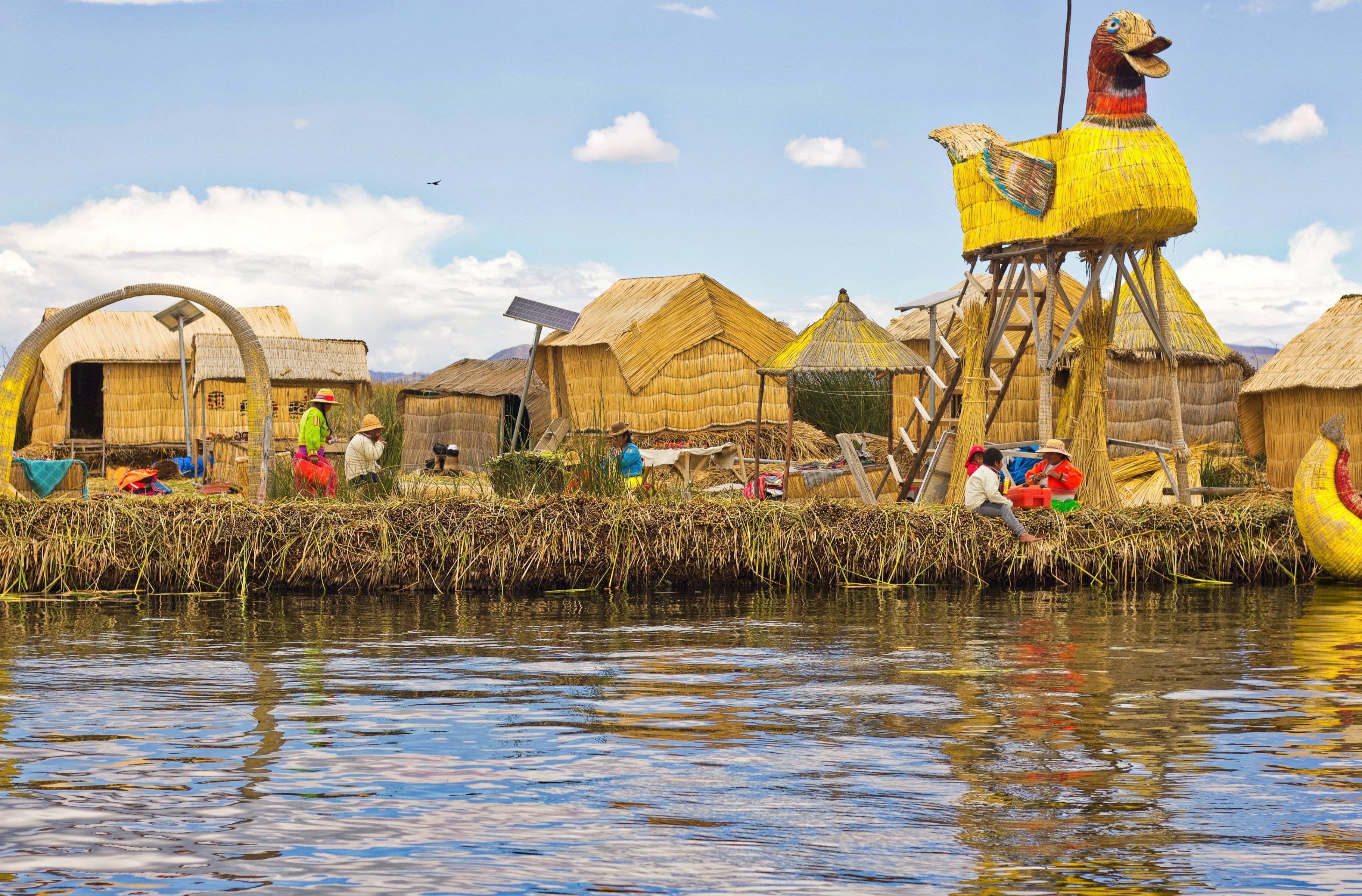 Direction l'île flottante du lac Titicaca