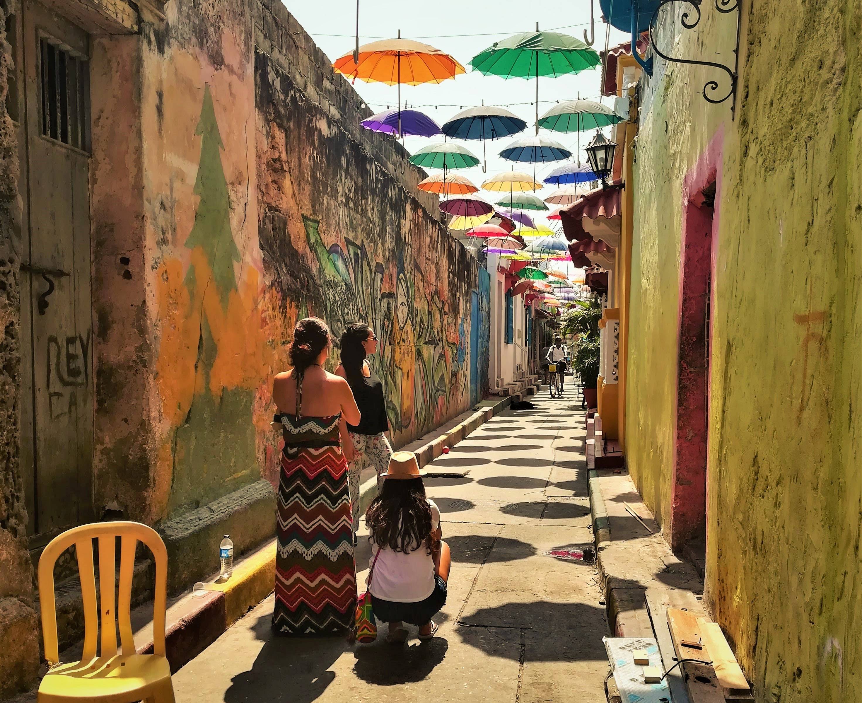 Cartagena sobre ruedas: un city tour en bici y un festín de street food local