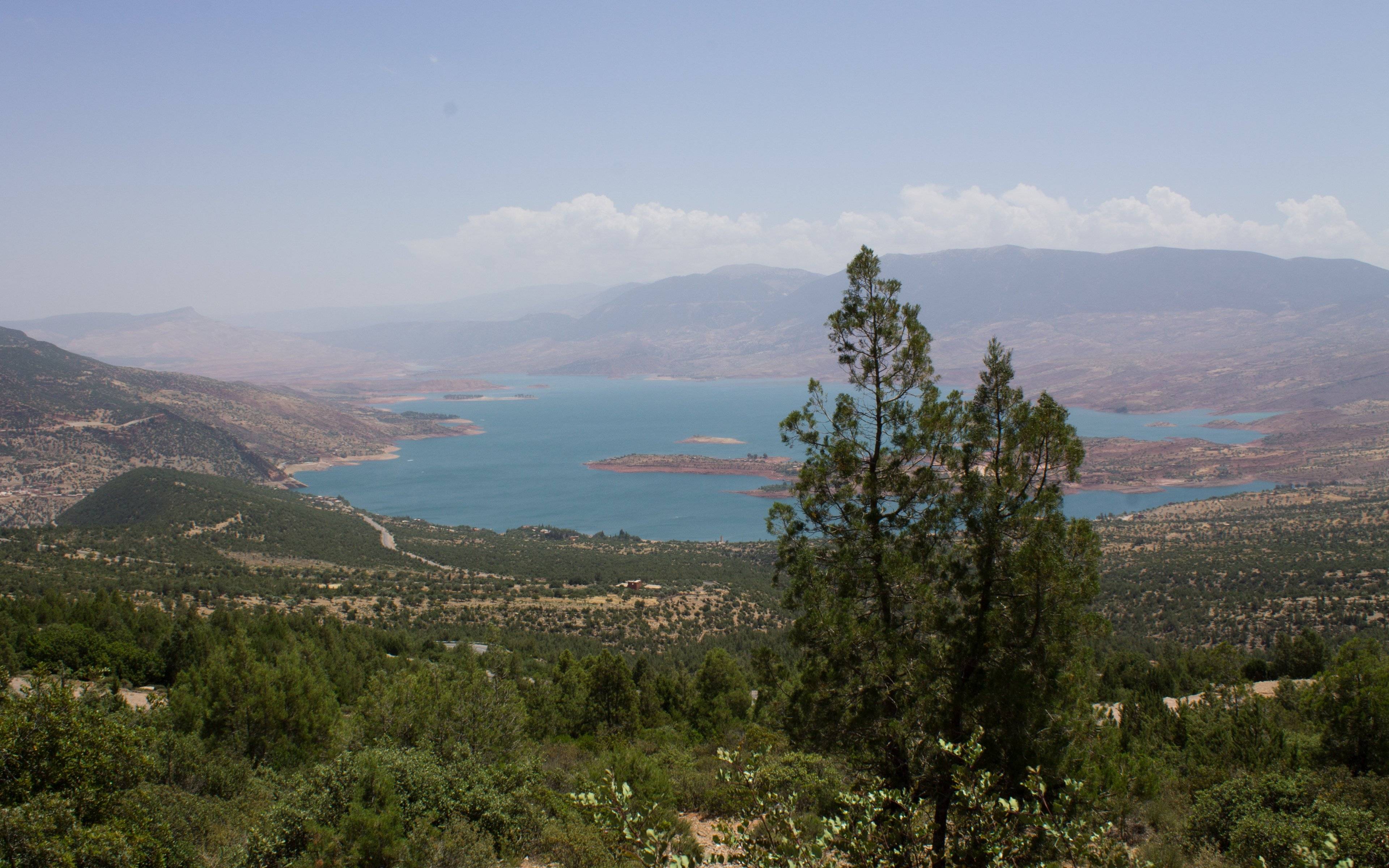 Les montagnes de l’Atlas et le lac de Bin El Ouidane