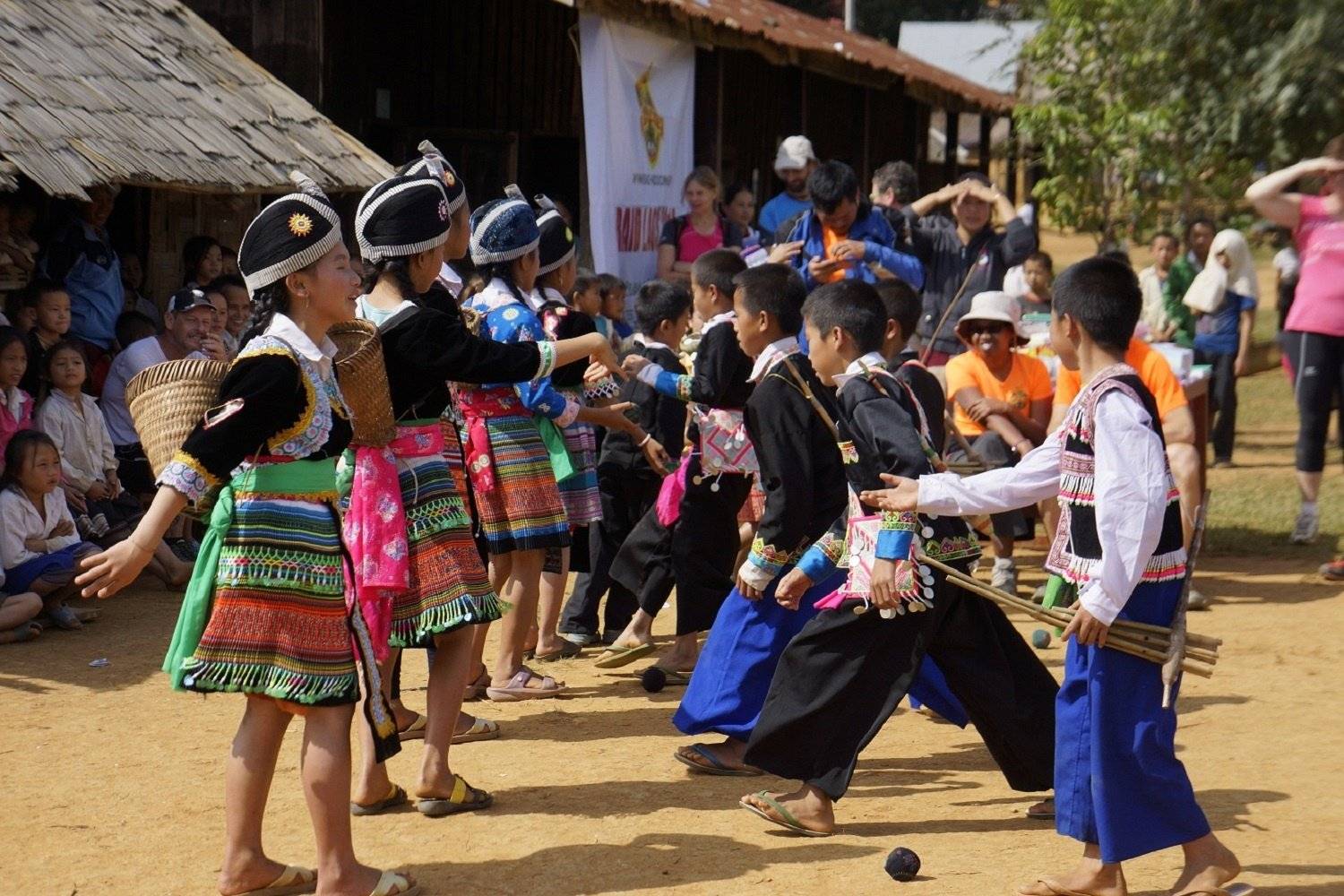 Marché local, et recontre des tribus Akhas et Hmongs