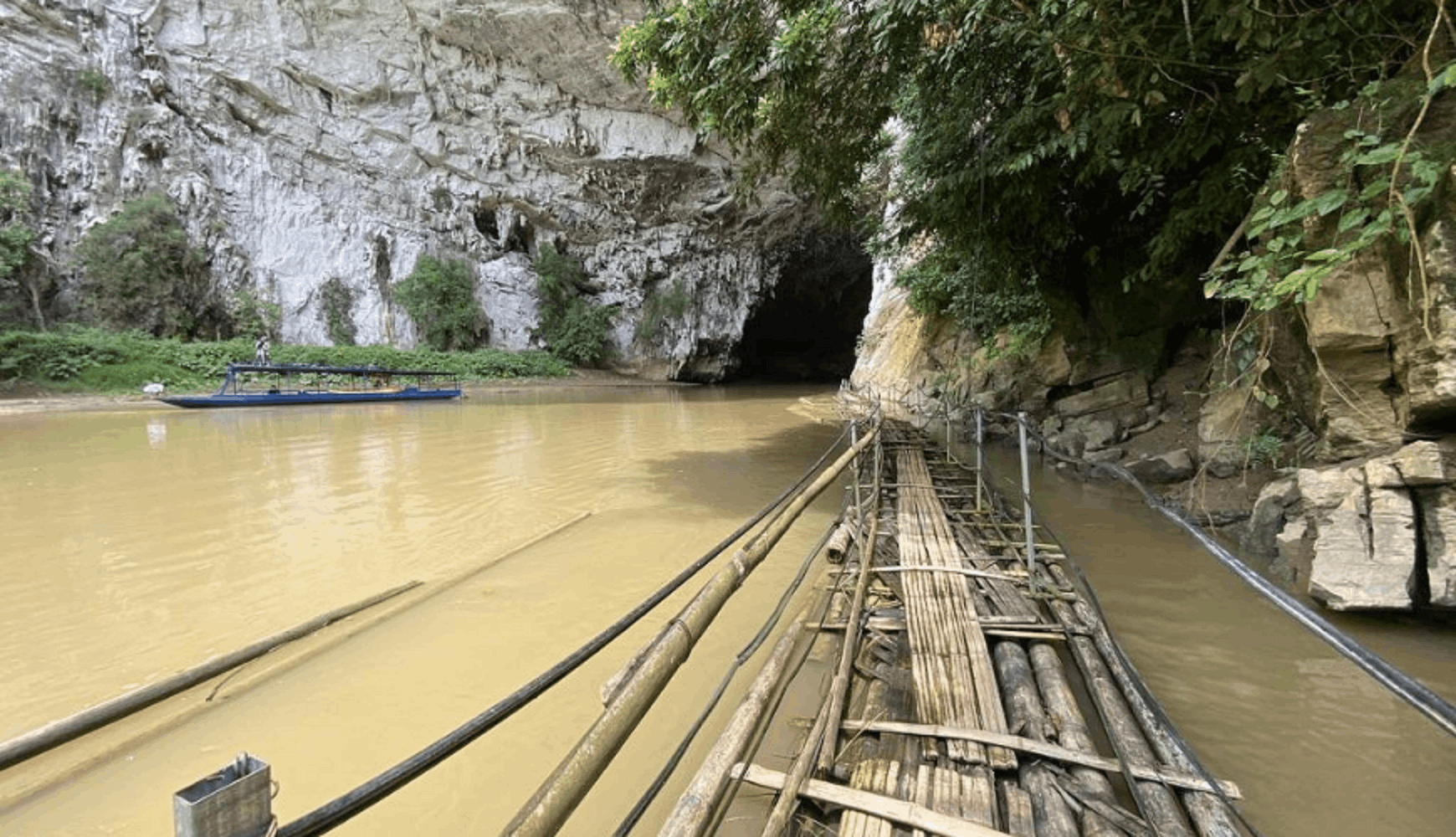 Balade en barque et visite de la grotte Puong