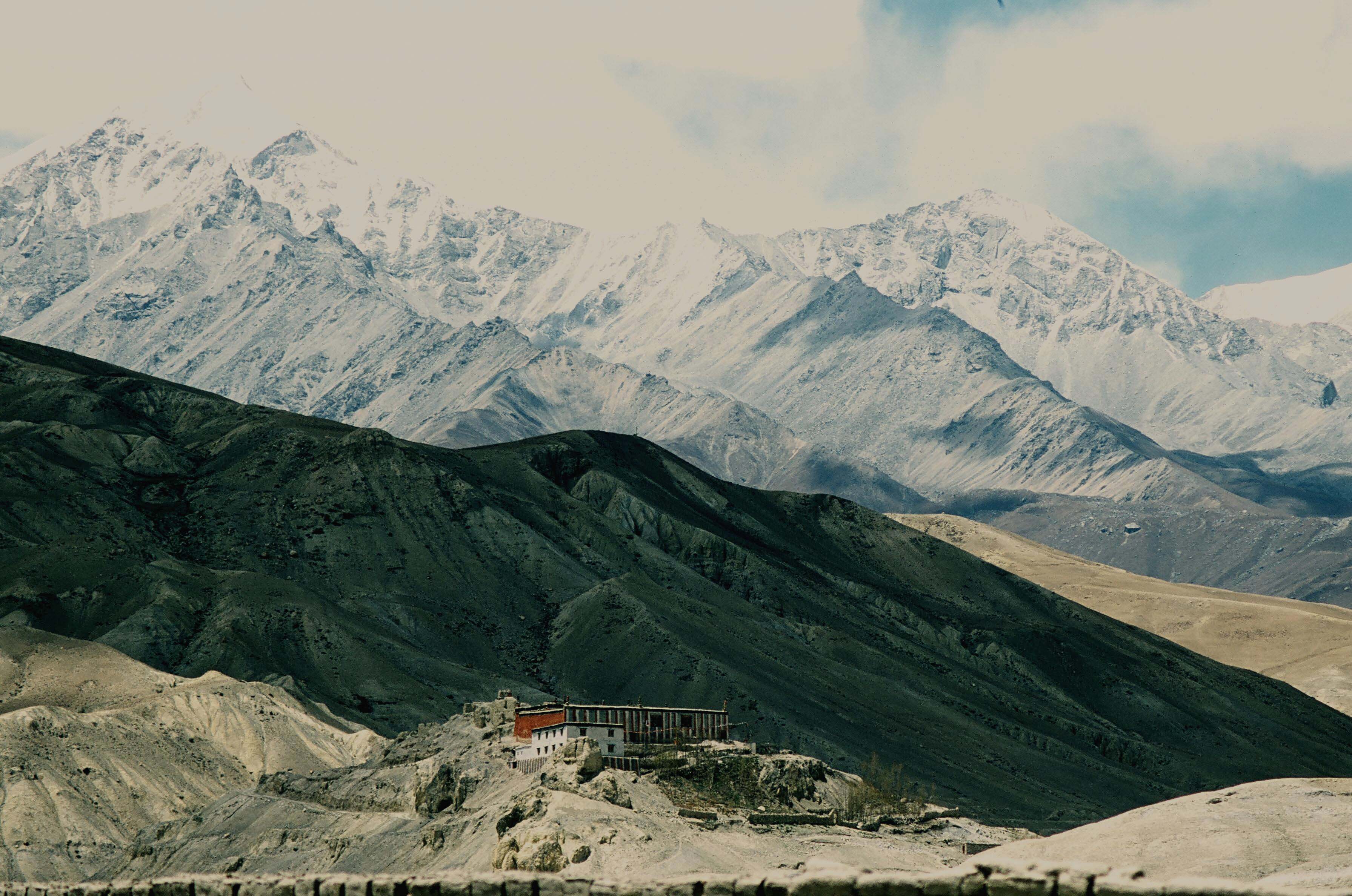 Geling - Nyi la (3 950 m) - Ghumi la - Ghemi - Dhakmar (3820 m)