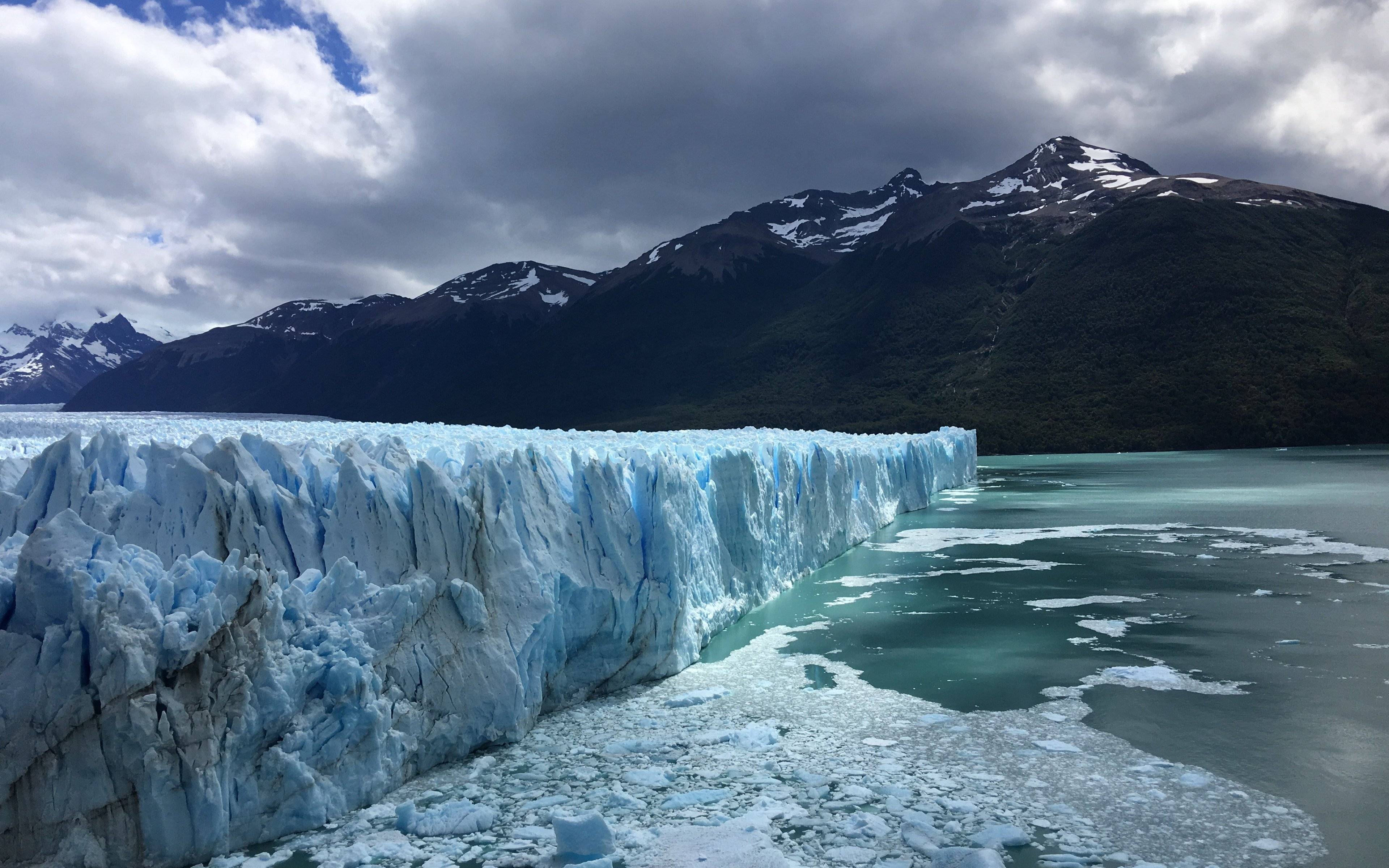 Descubriendo el Glaciar Perito Moreno: Pasarelas y Navegación