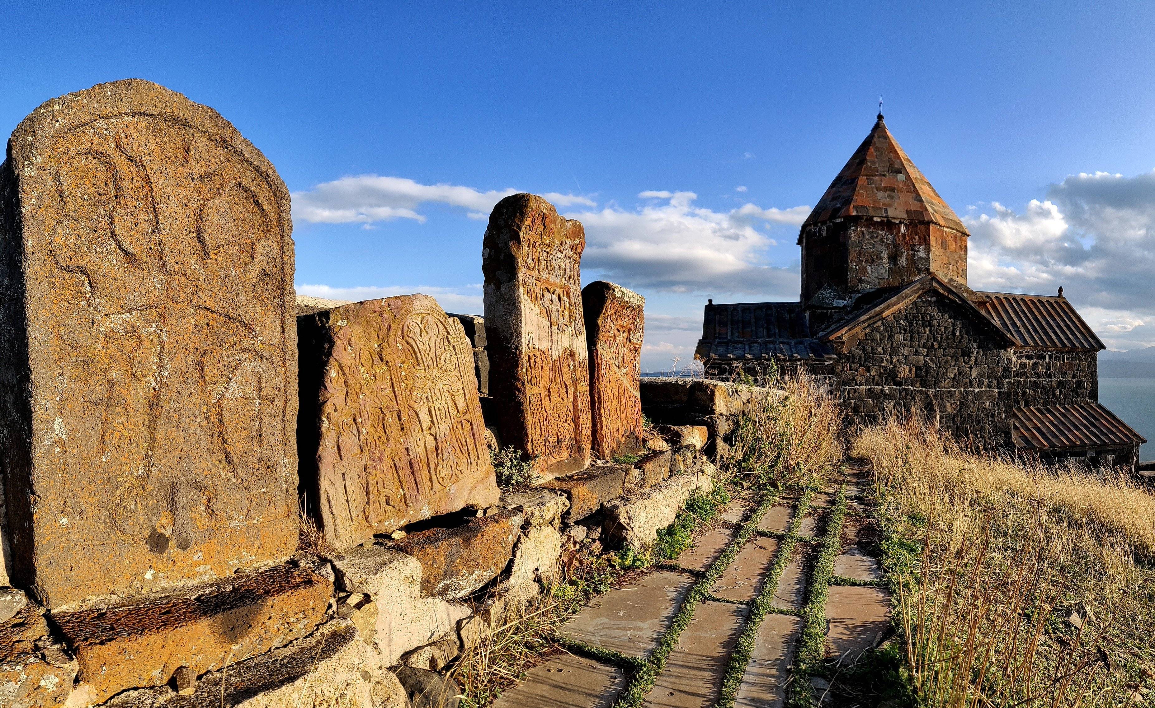 Le "Ali di Tatev" e le croci di pietra sul Lago di Sevan