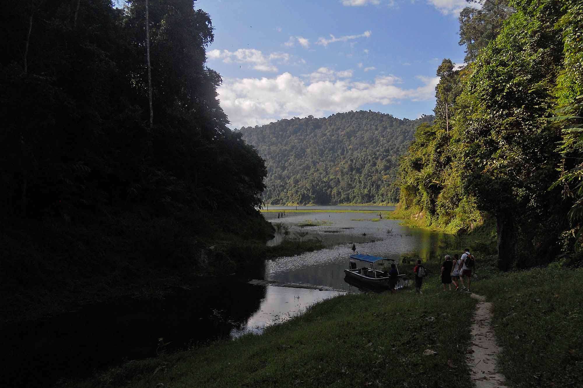 Excursion en bateau sur le lac Temenggor et trekking en forêt