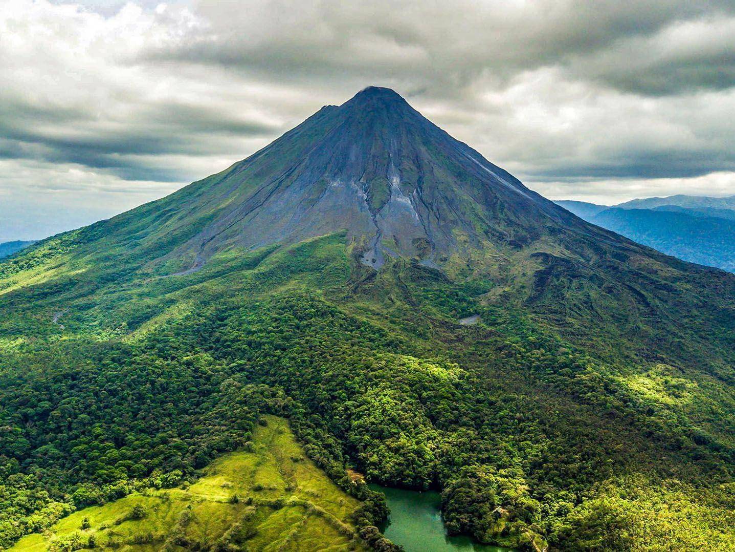 Descubre el volcán Arenal y sus termales.