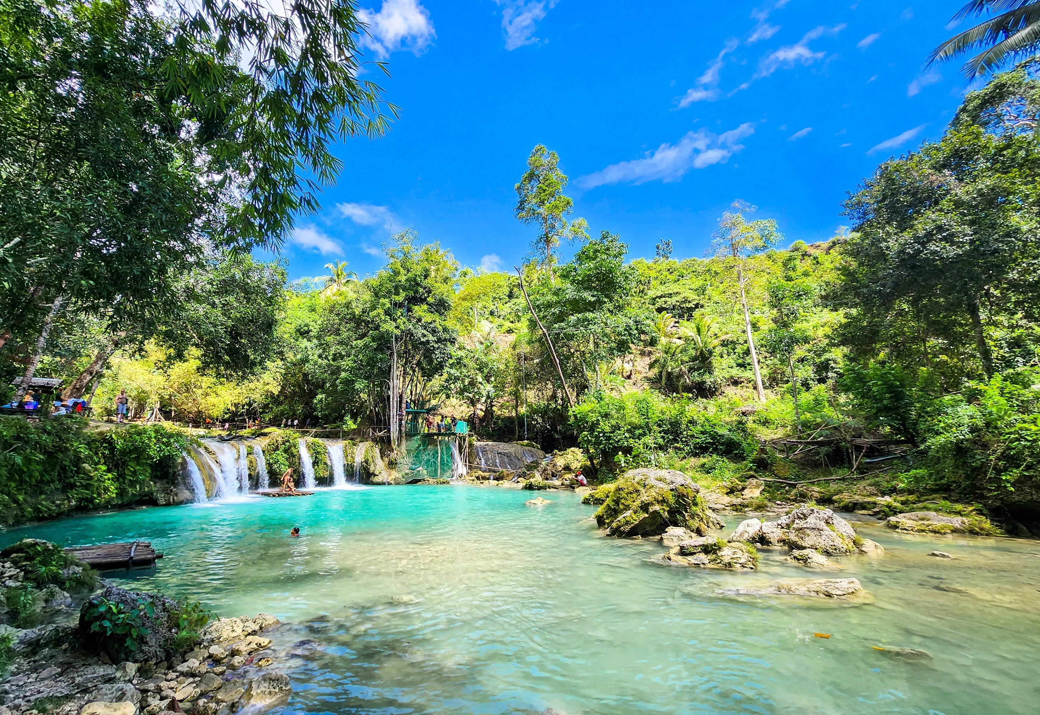 Erleben Sie die faszinierenden Cambugahay-Wasserfälle