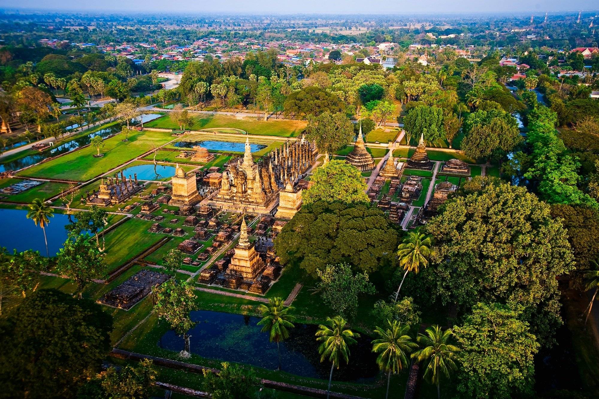 A Sukhothai por los raíles