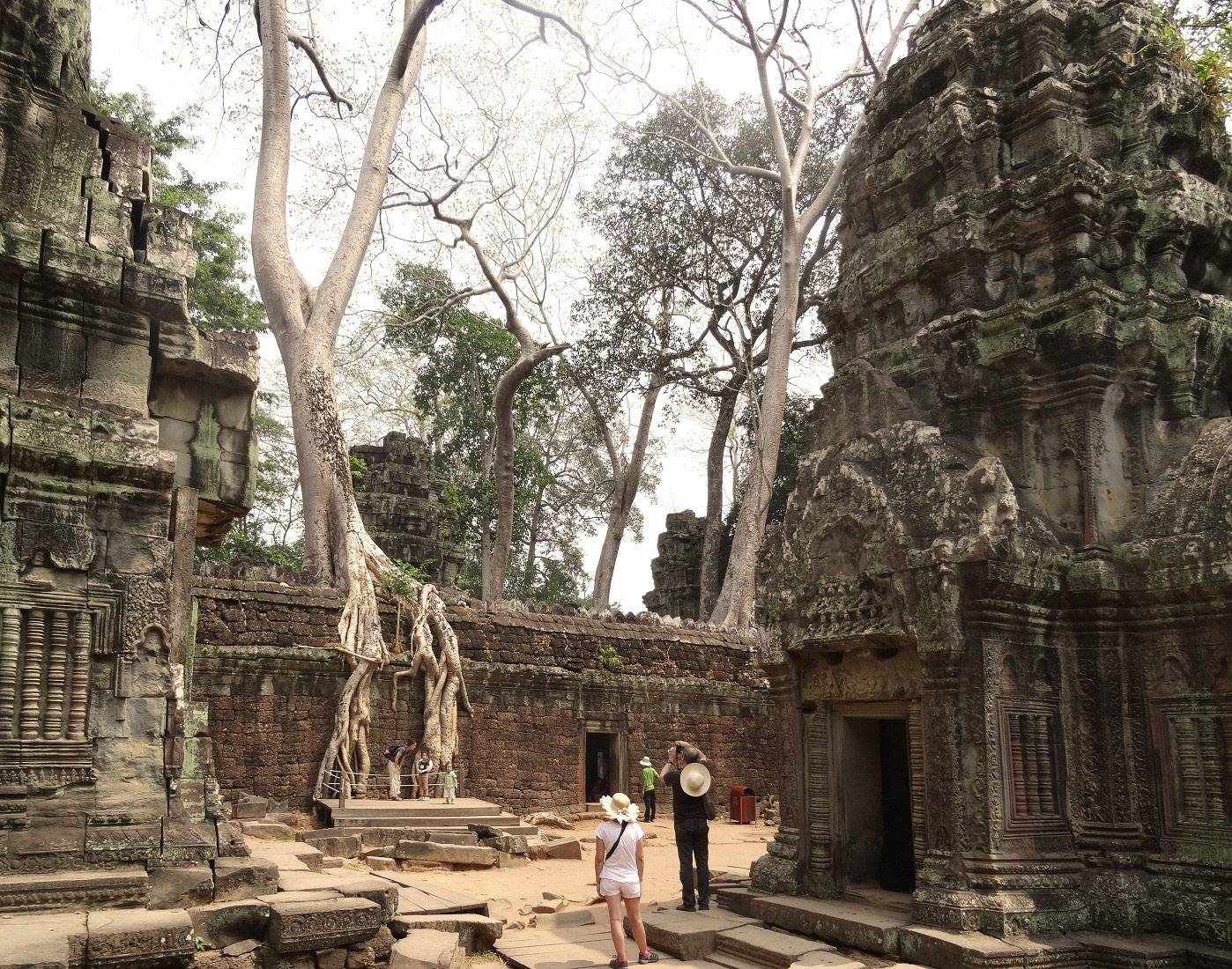 Aventuriers en tuk-tuk dans les temples d'Angkor
