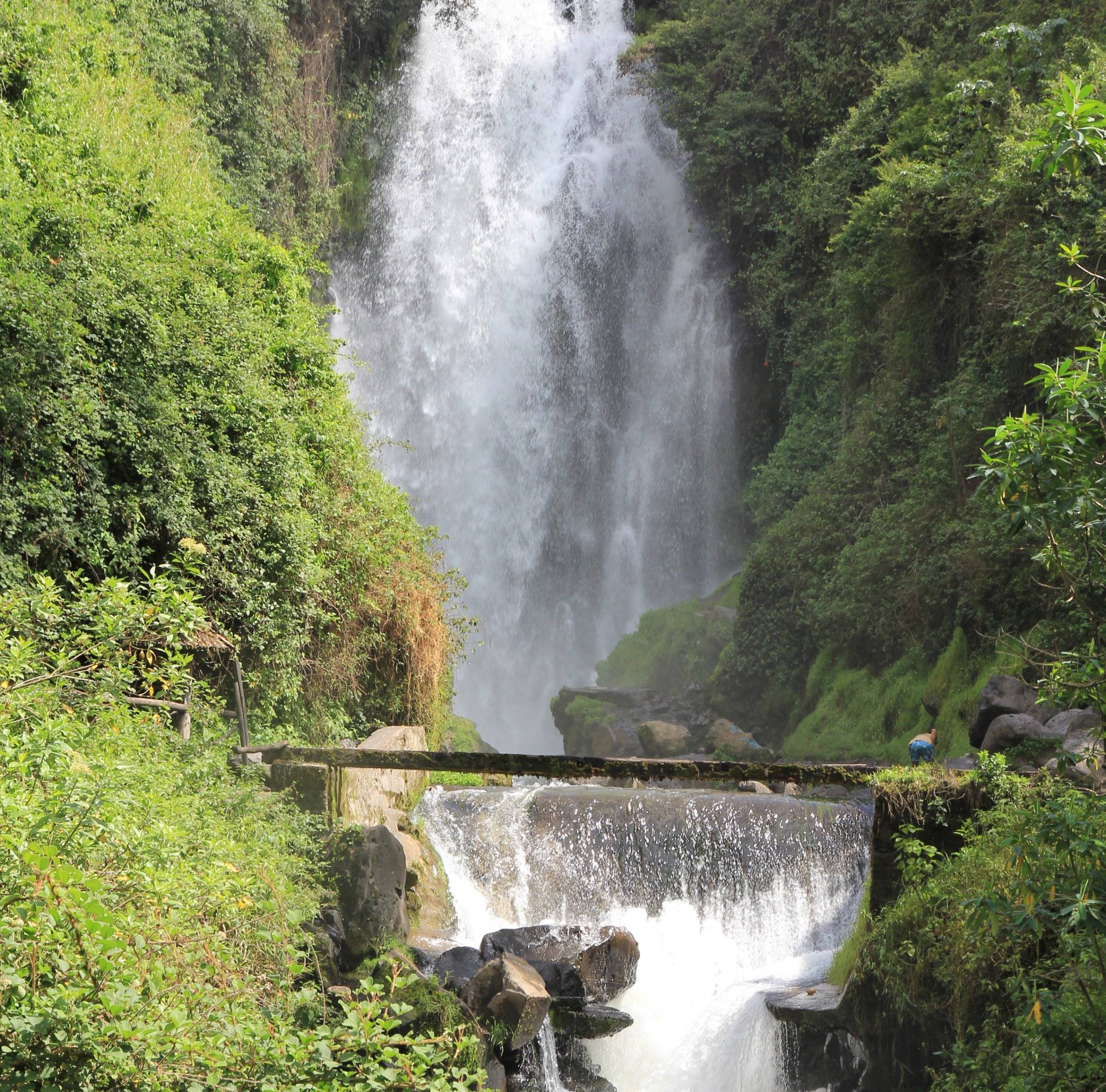 Andines Kunsthandwerk und Wasserfall Peguche