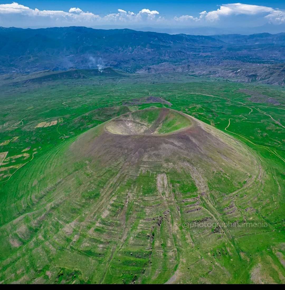 Vulkanbesteigung in Herher und Felsmalereien auf dem Berg Murad